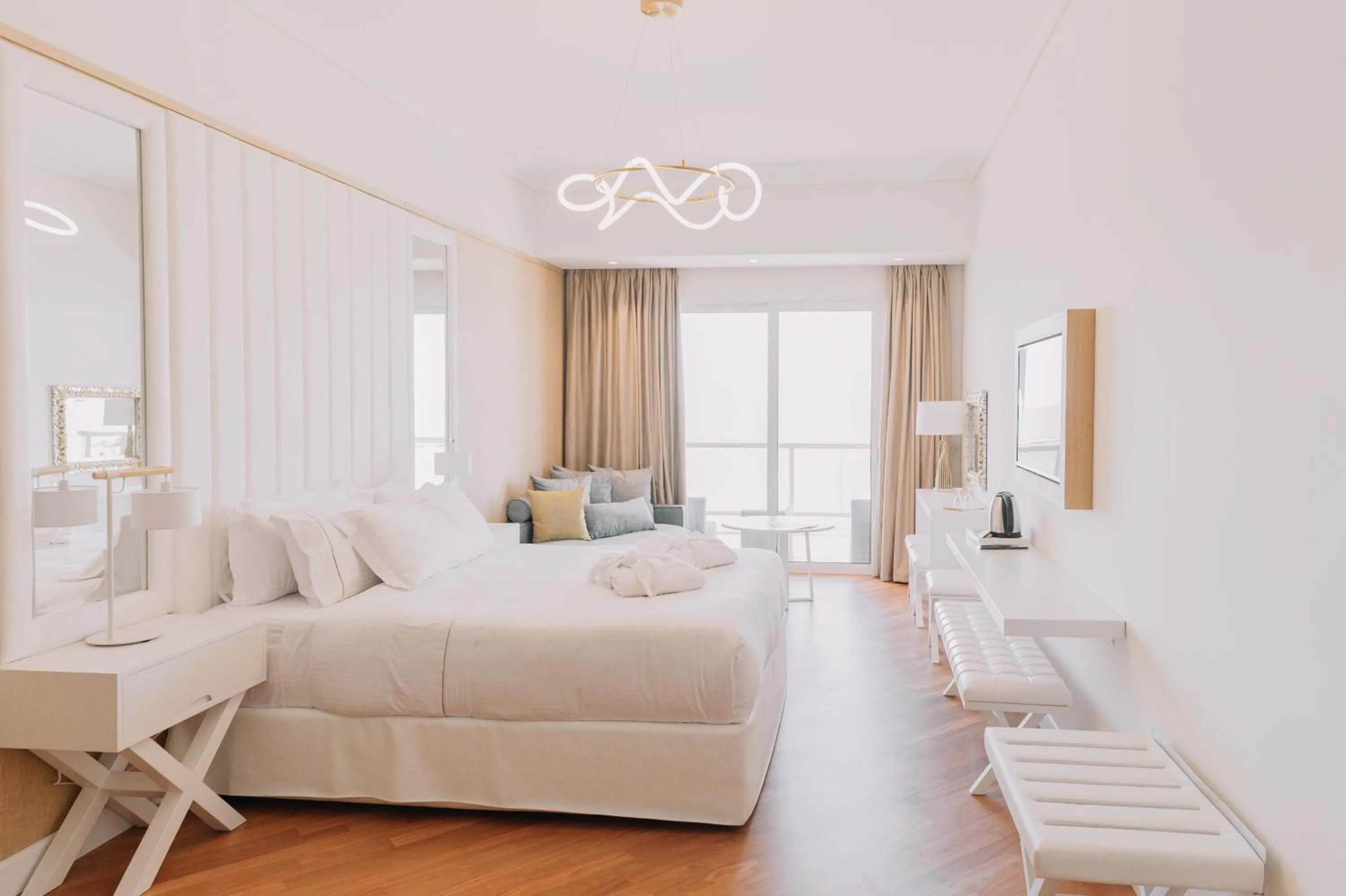 Photo of the whole room, Bed in My Way Hotel & Events