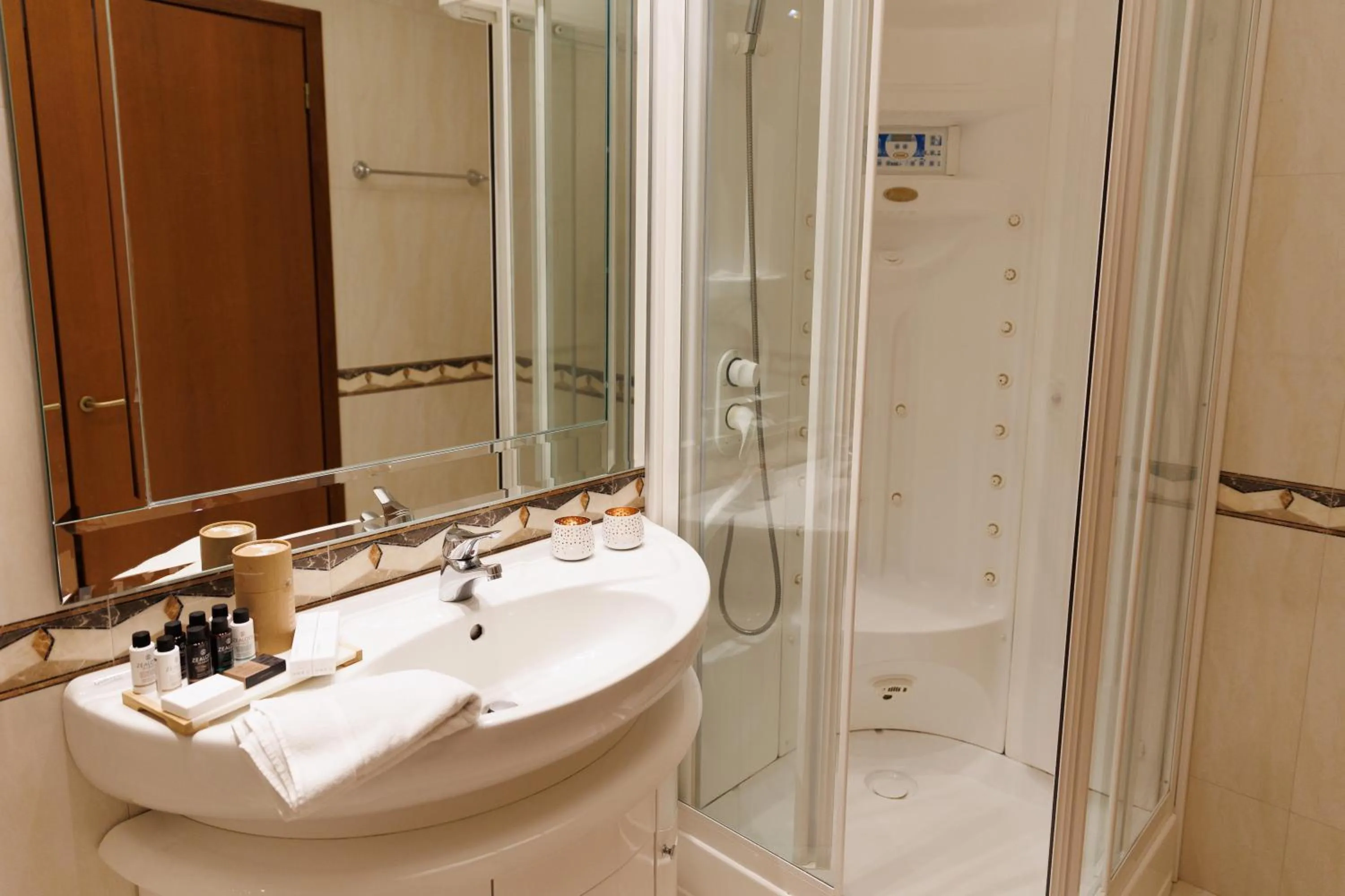 Shower in My Way Hotel & Events