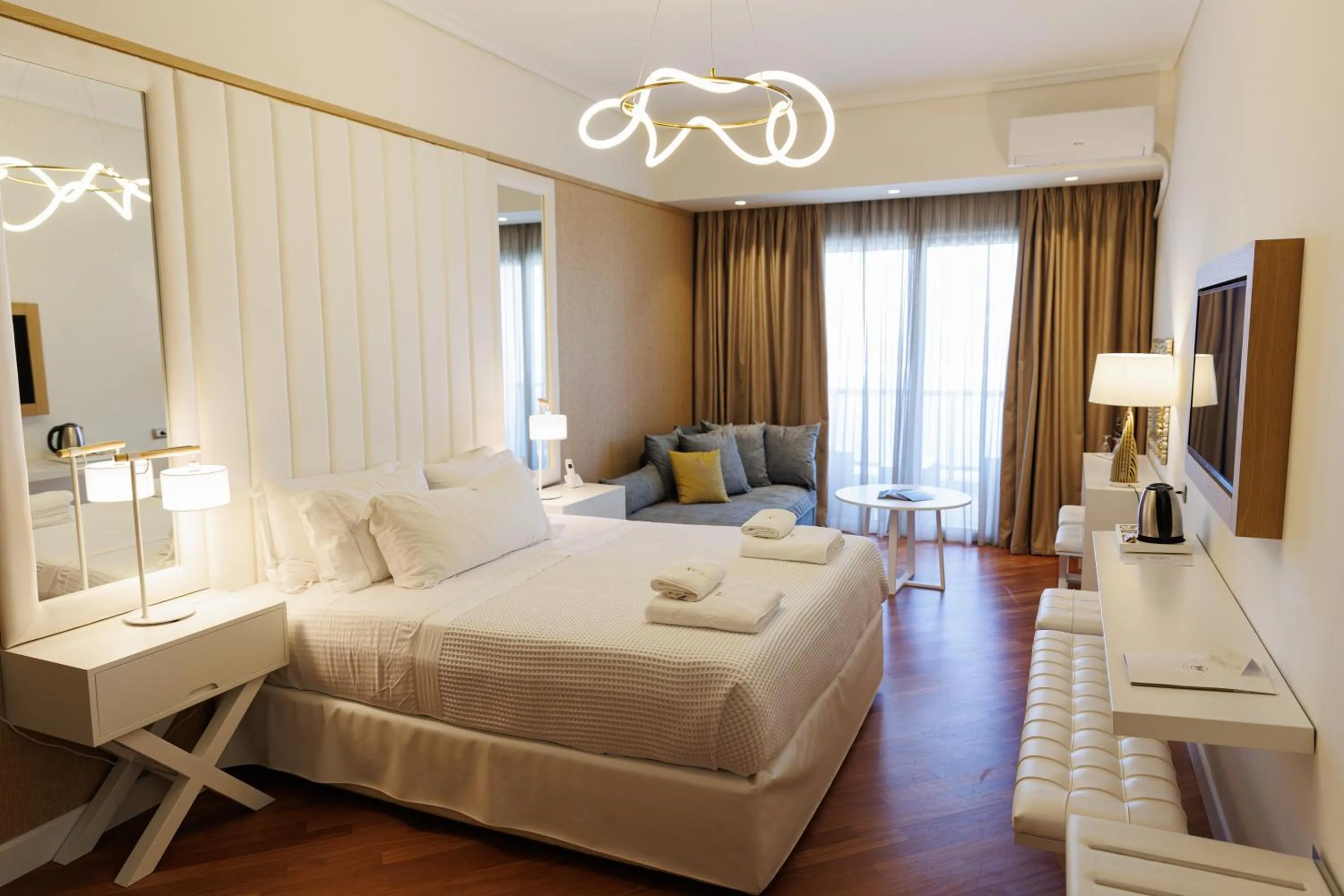 Photo of the whole room, Bed in My Way Hotel & Events