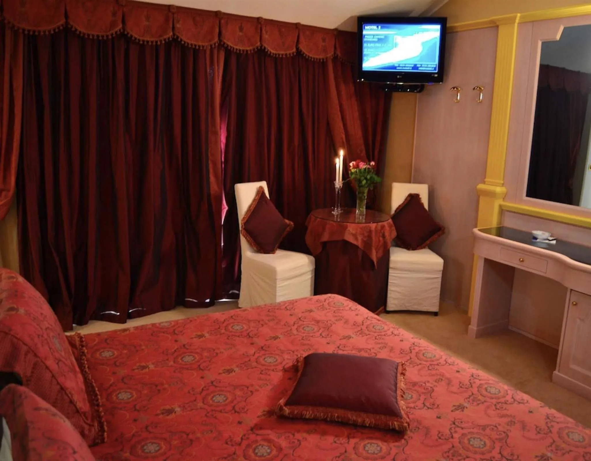 Photo of the whole room, Bed in Hotel Motel 2