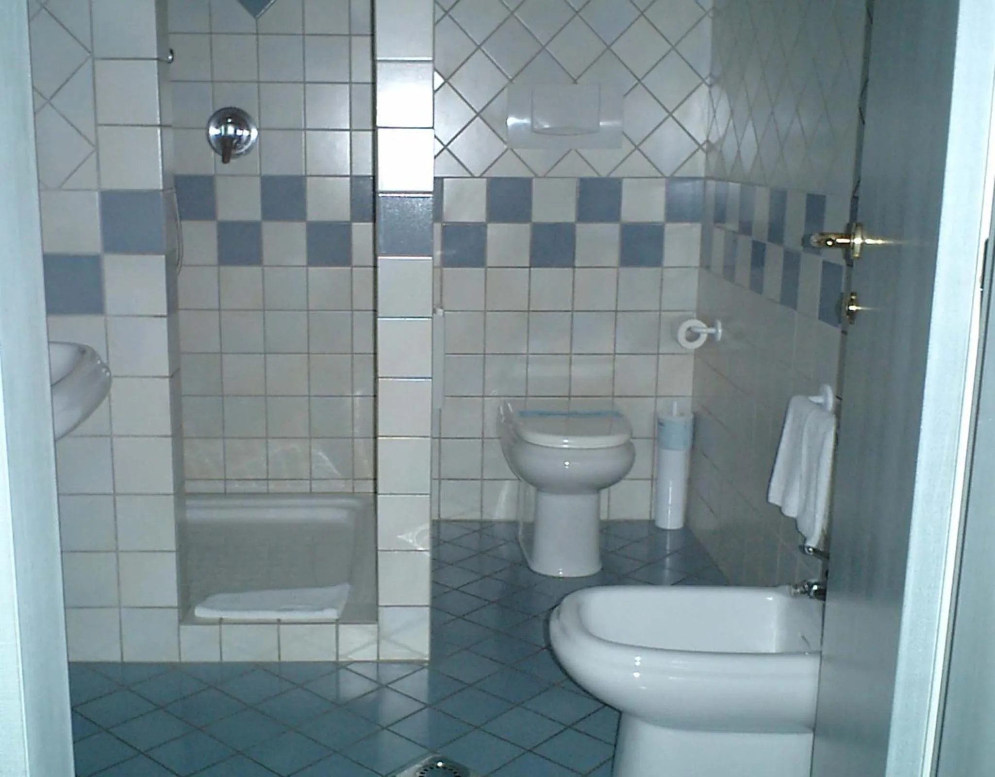 Bathroom in Hotel Motel 2