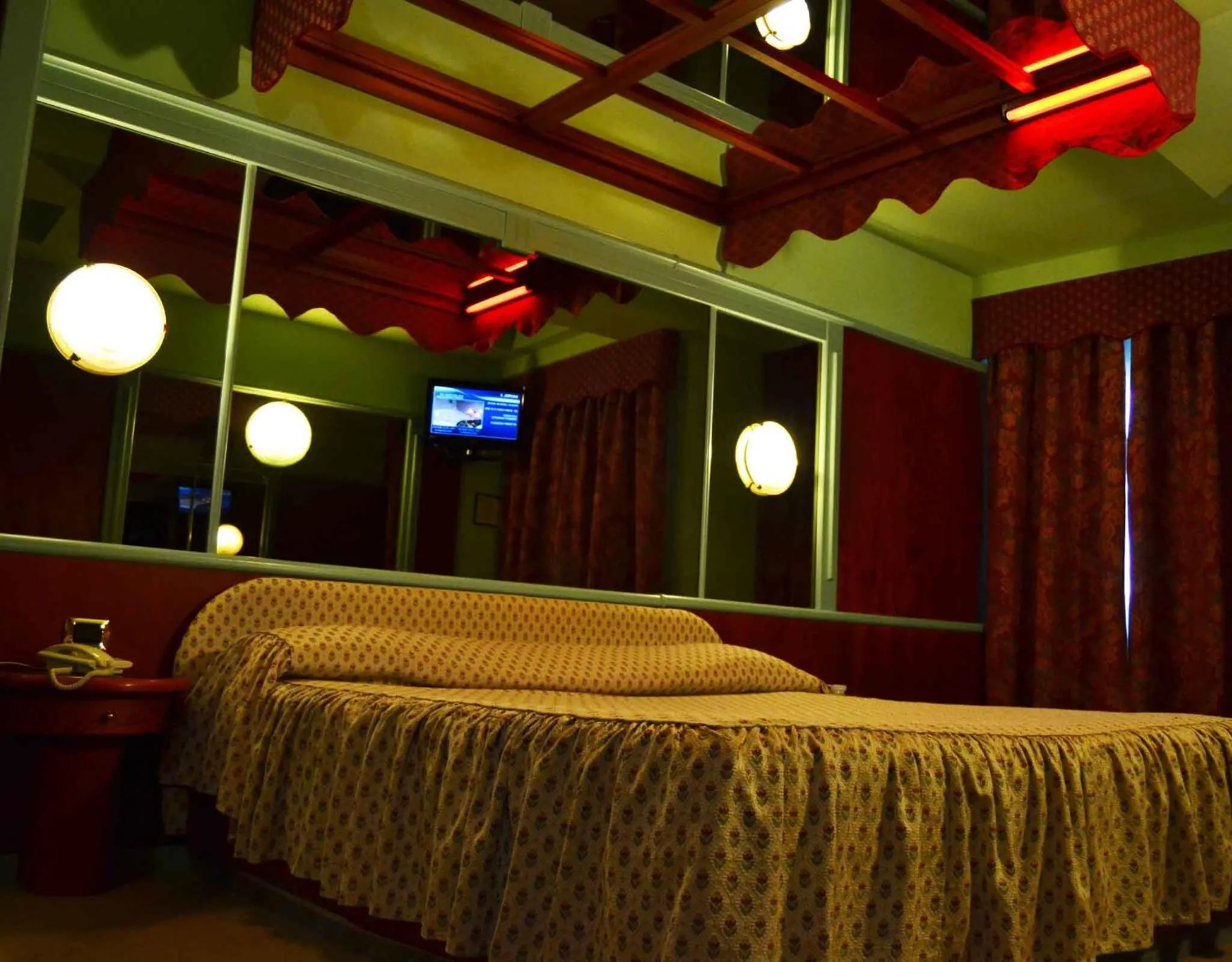 Photo of the whole room, Bed in Hotel Motel 2