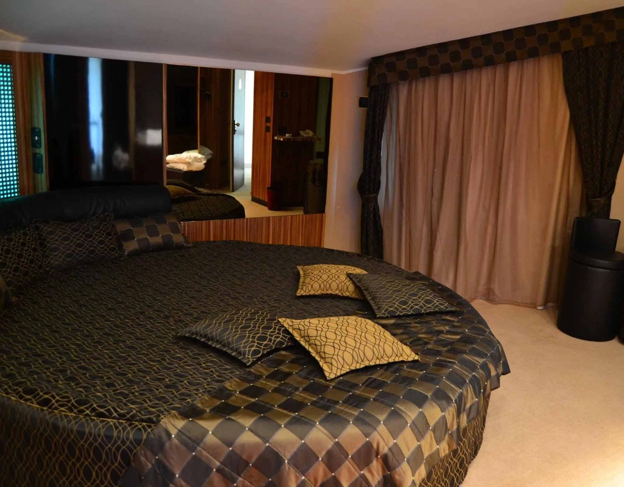 Photo of the whole room, Bed in Hotel Motel 2