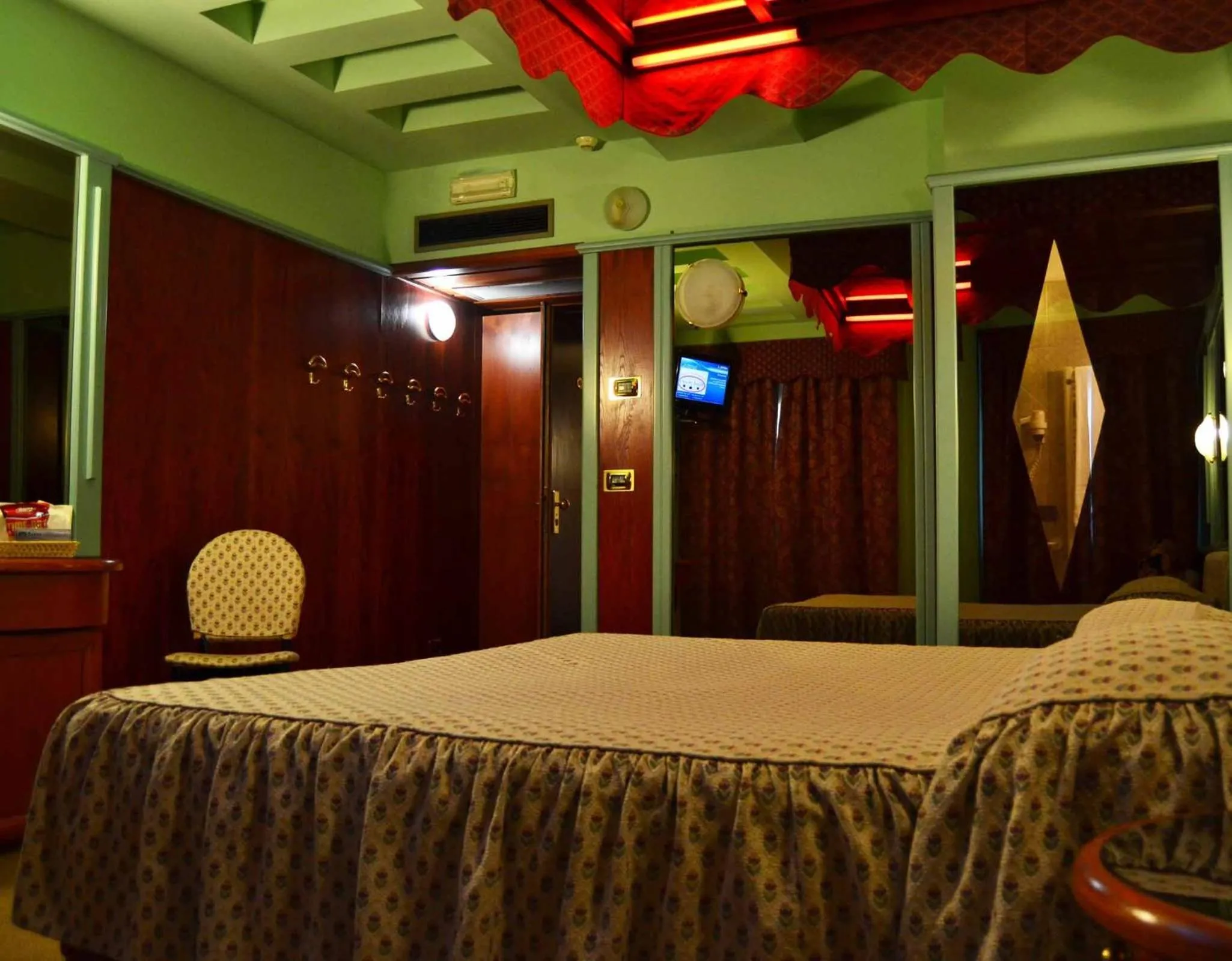Photo of the whole room, Bed in Hotel Motel 2
