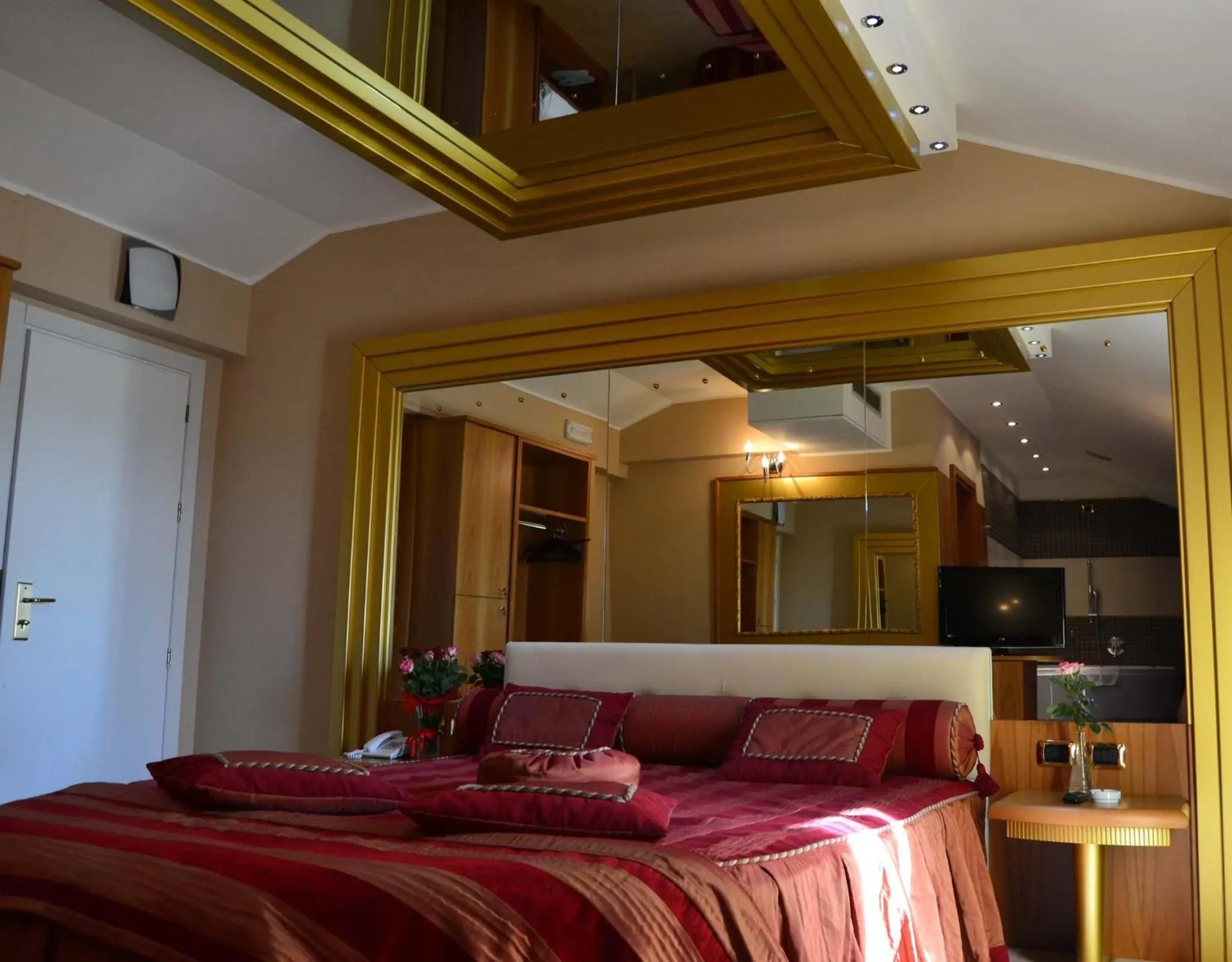 Photo of the whole room, Bed in Hotel Motel 2