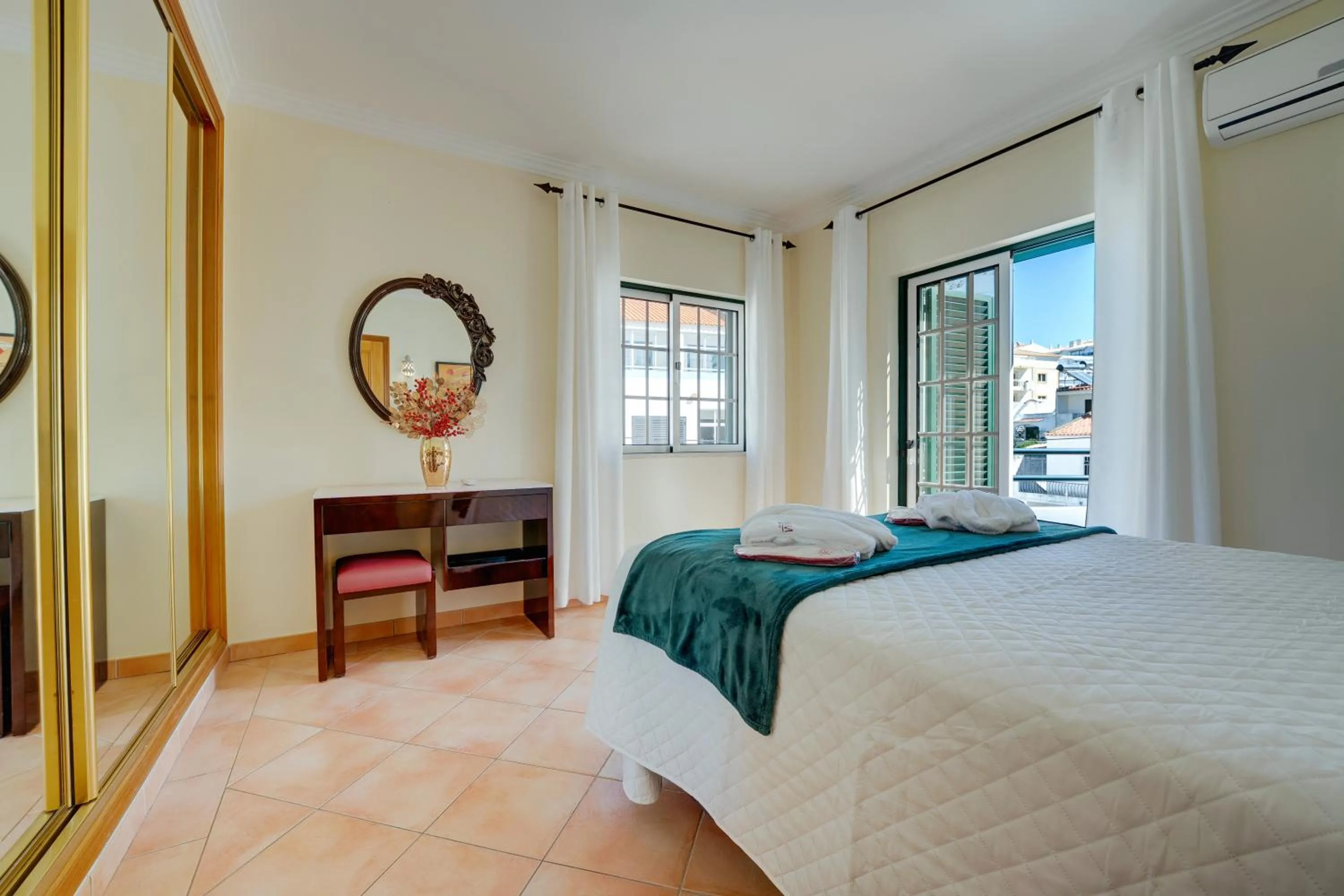 Bedroom, Bed in Muthu Clube Praia da Oura