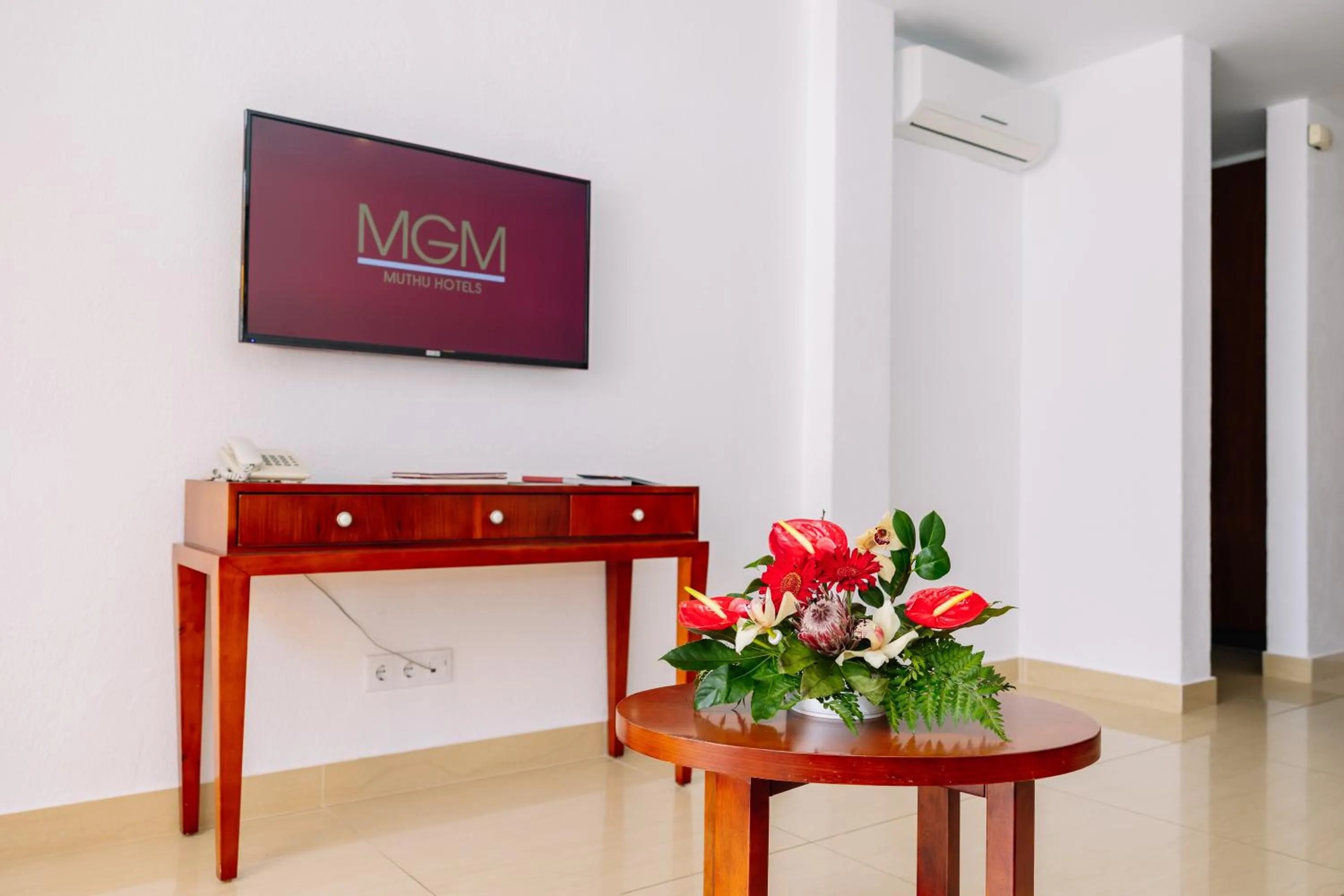 TV and multimedia in Muthu Clube Praia da Oura