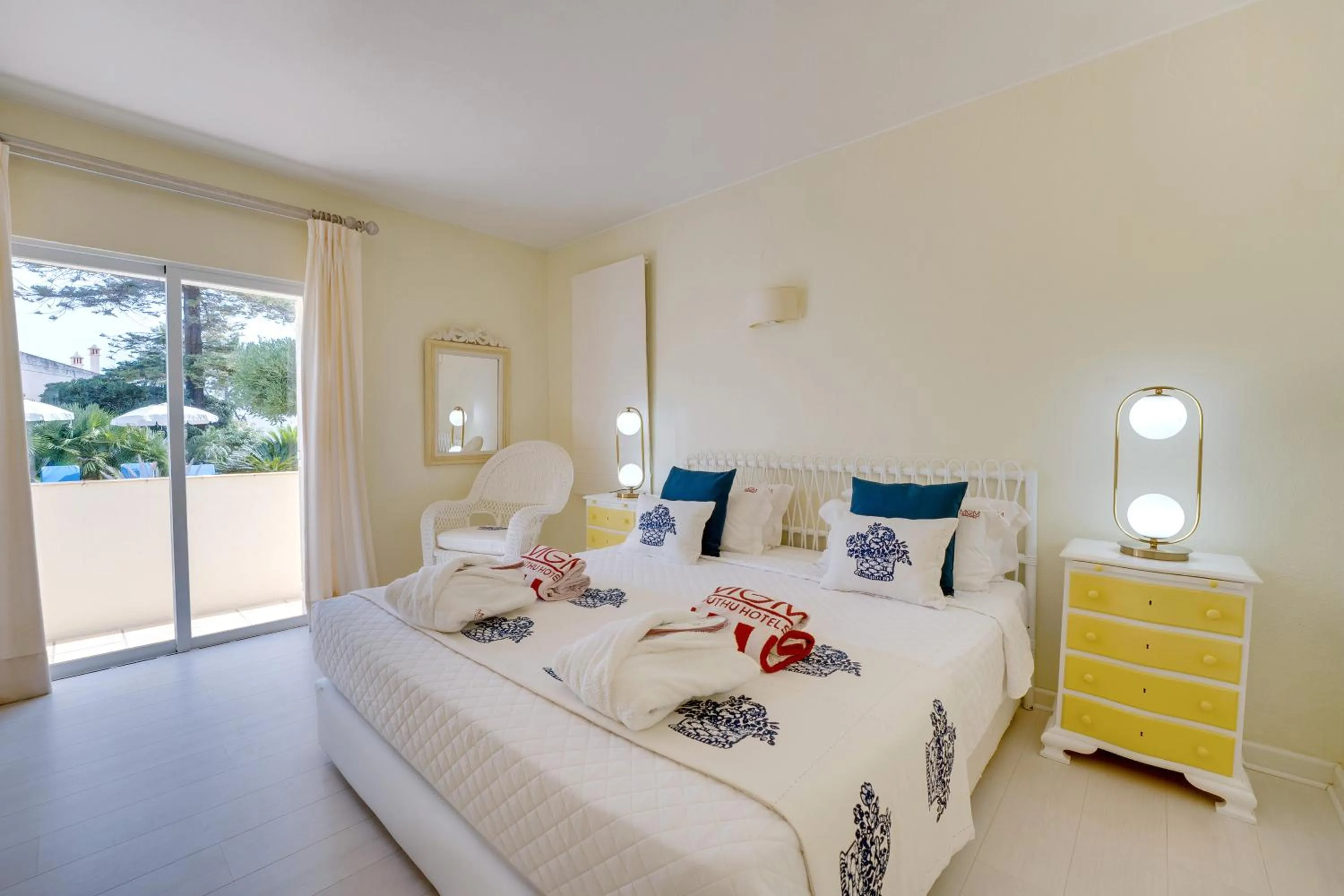 Bedroom, Bed in Muthu Clube Praia da Oura