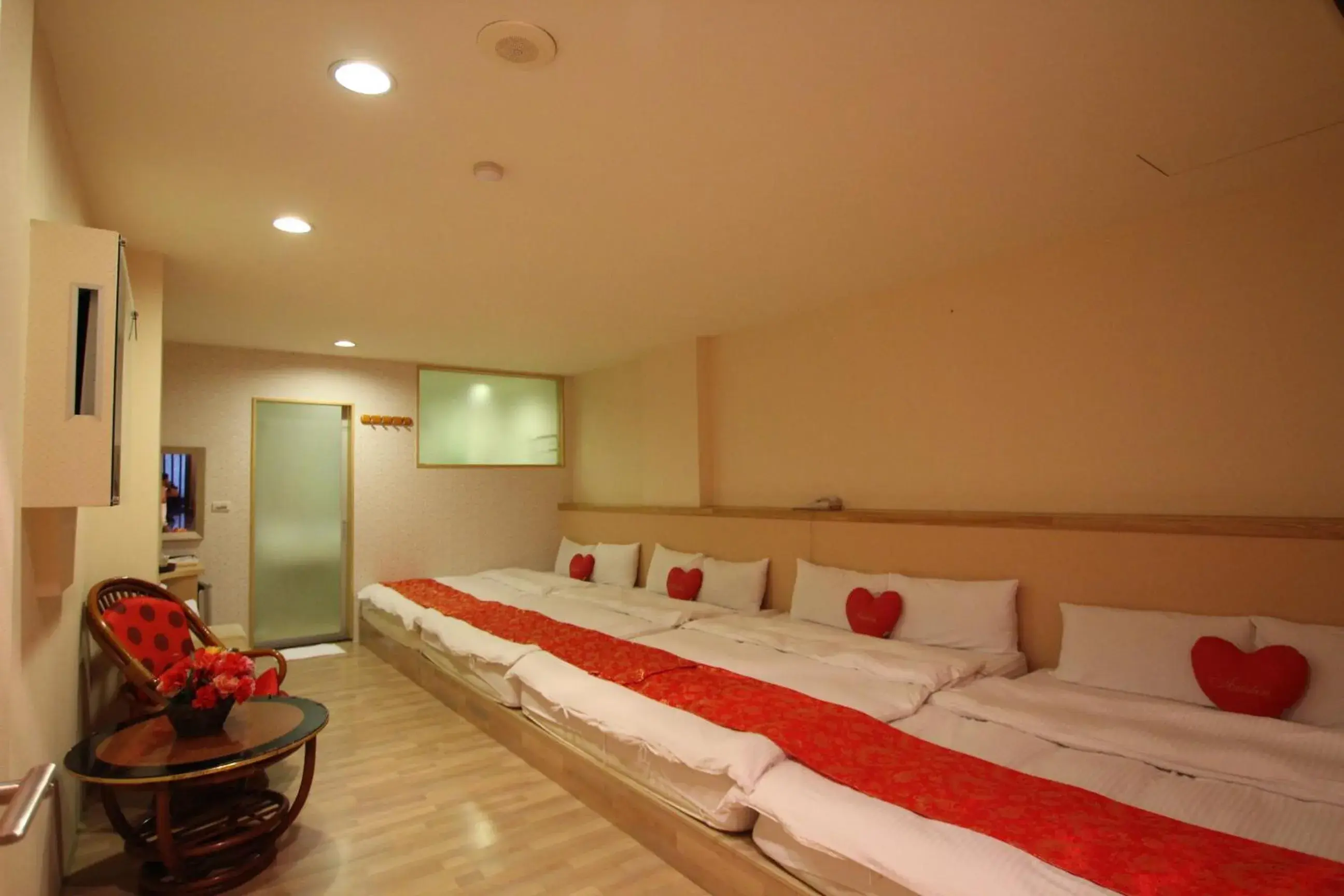 Superior King Suite for 8 people (No Window) in Tanxiang Resort Hotel Sun Moon Lake Harbour - Sun Moon Lake Pier Superior King Suite for 8 people (No Window) in Tanxiang Resort Hotel Sun Moon Lake Harbour - Sun Moon Lake Pier