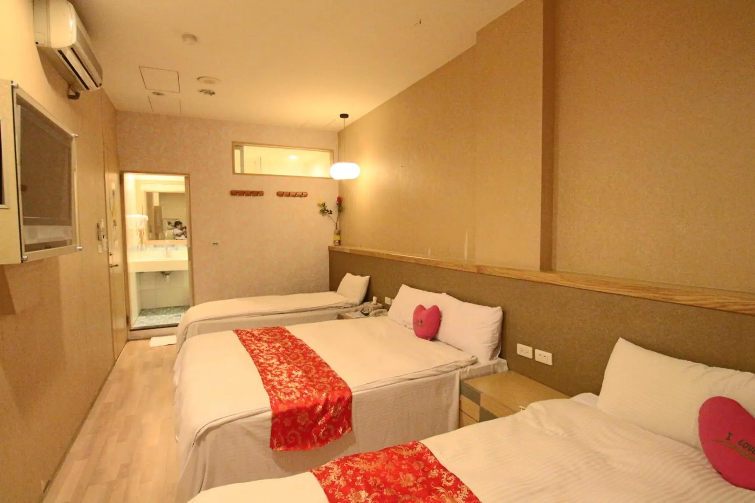 Superior Business Suite for 6 people (No Window) in Tanxiang Resort Hotel Sun Moon Lake Harbour - Sun Moon Lake Pier Superior Business Suite for 6 people (No Window) in Tanxiang Resort Hotel Sun Moon Lake Harbour - Sun Moon Lake Pier