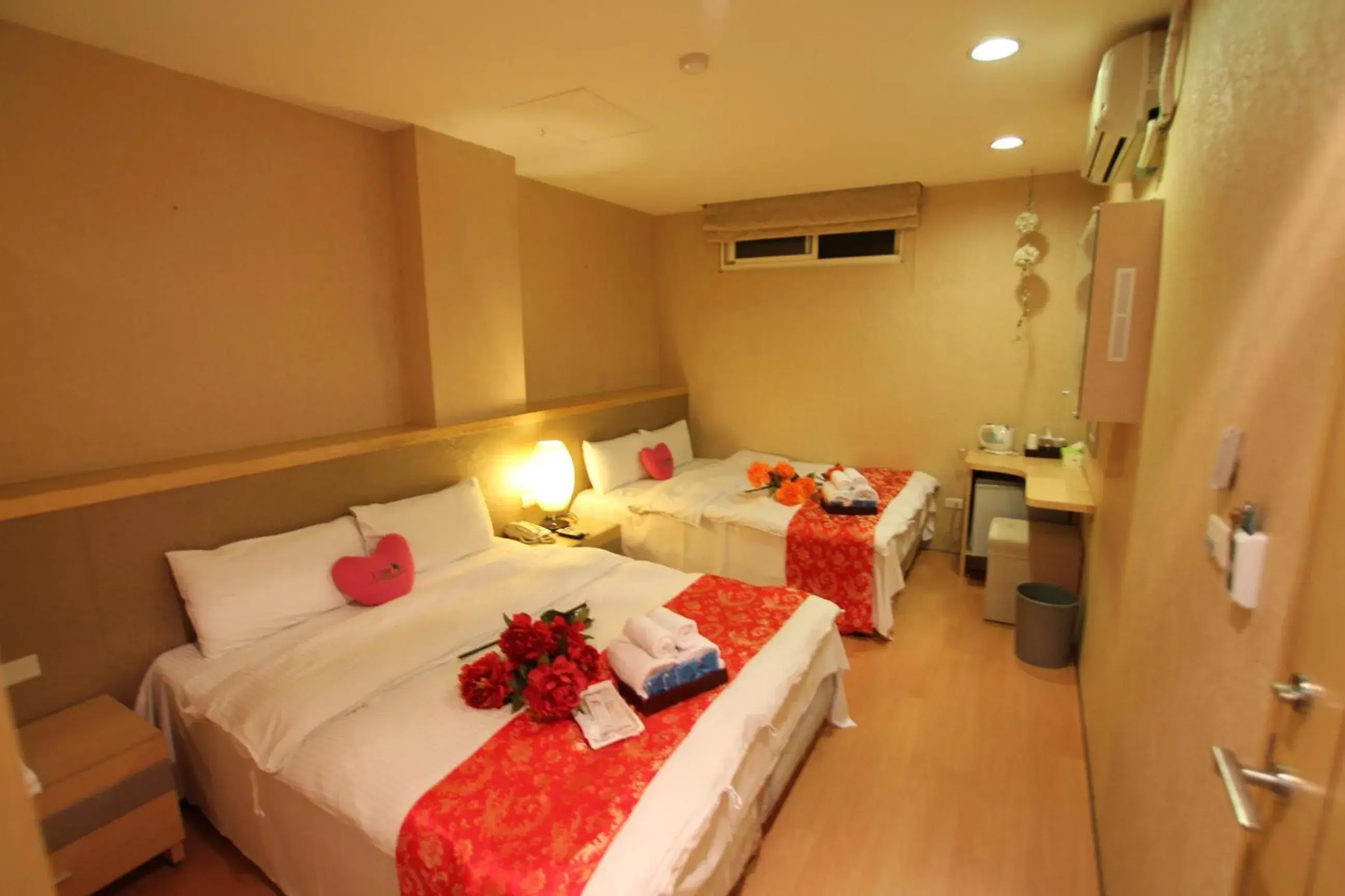 Deluxe Quadruple Room no window in Tanxiang Resort Hotel Sun Moon Lake Harbour - Sun Moon Lake Pier Deluxe Quadruple Room no window in Tanxiang Resort Hotel Sun Moon Lake Harbour - Sun Moon Lake Pier