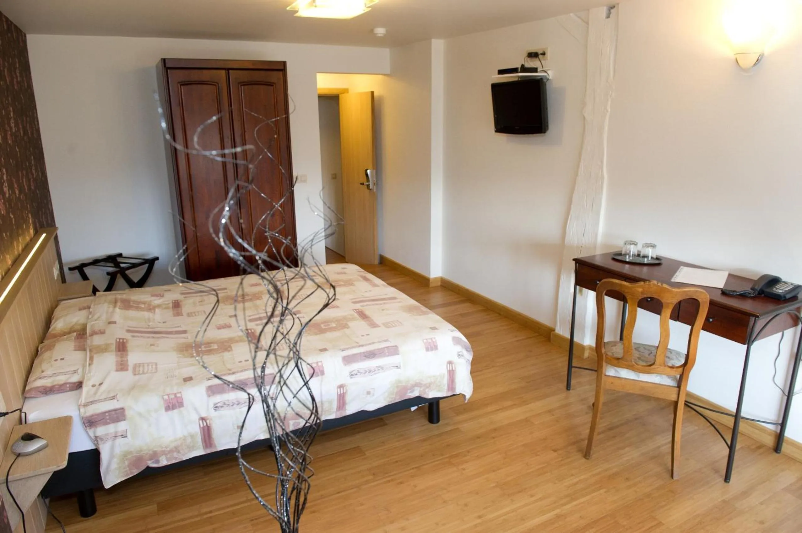 Photo of the whole room, Bed in Auberge Saint-Martin