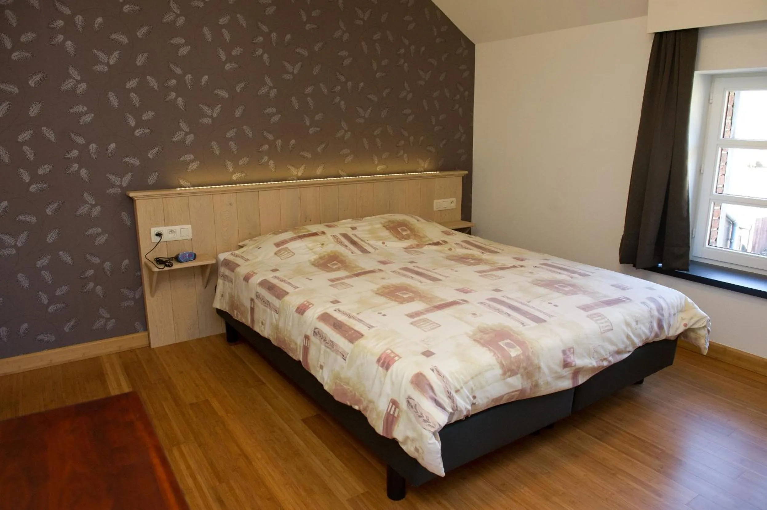 Photo of the whole room, Bed in Auberge Saint-Martin