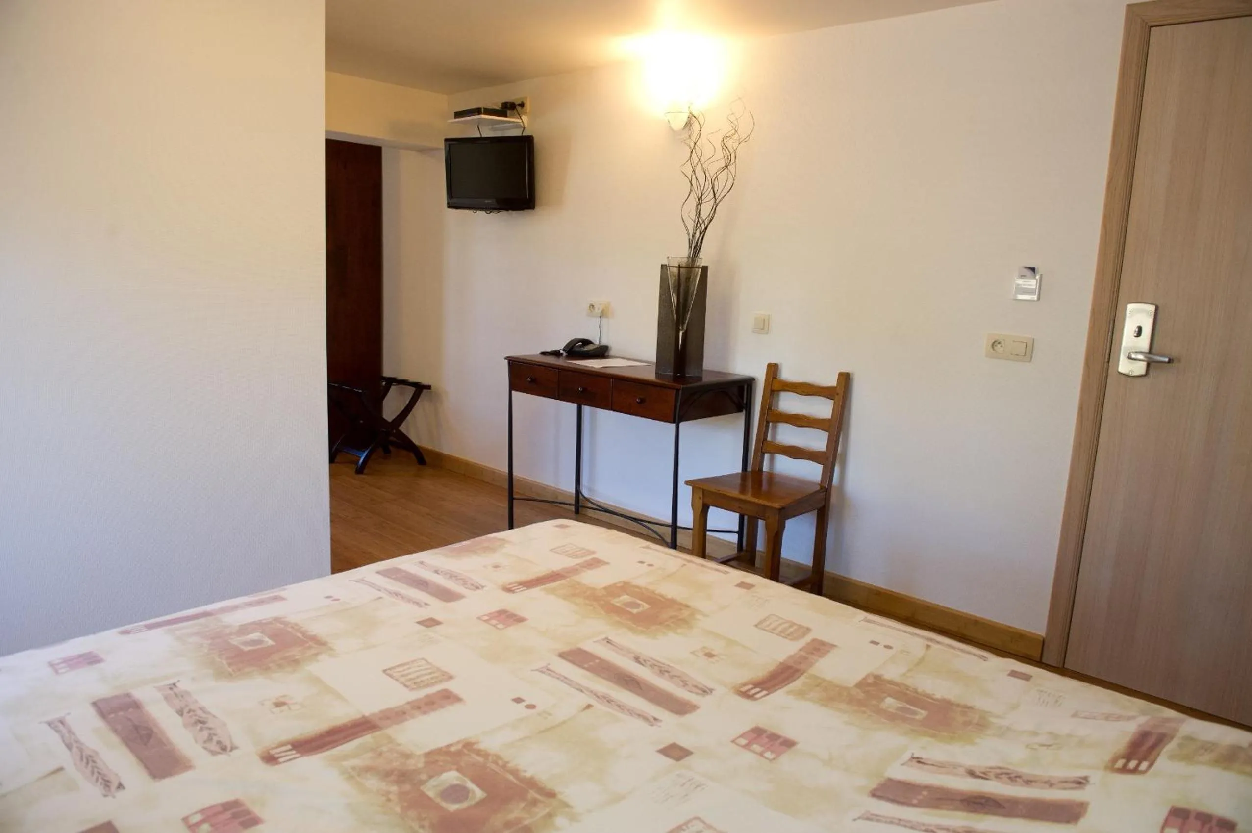 Photo of the whole room, Bed in Auberge Saint-Martin