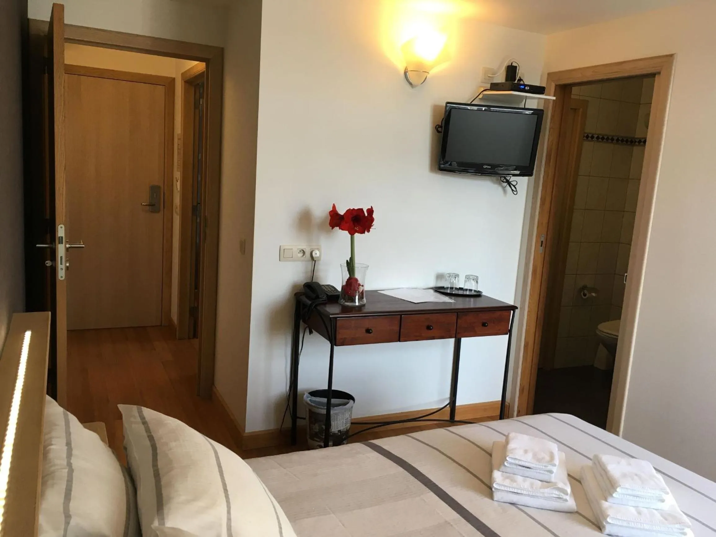 Bedroom, Bed in Auberge Saint-Martin