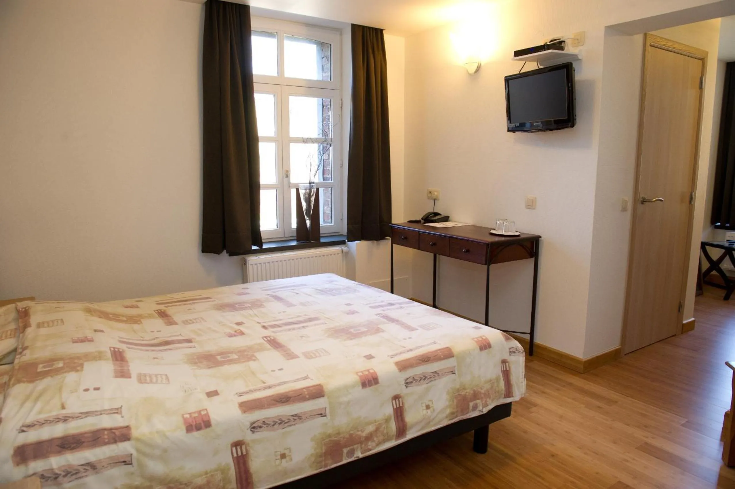 Photo of the whole room, Bed in Auberge Saint-Martin