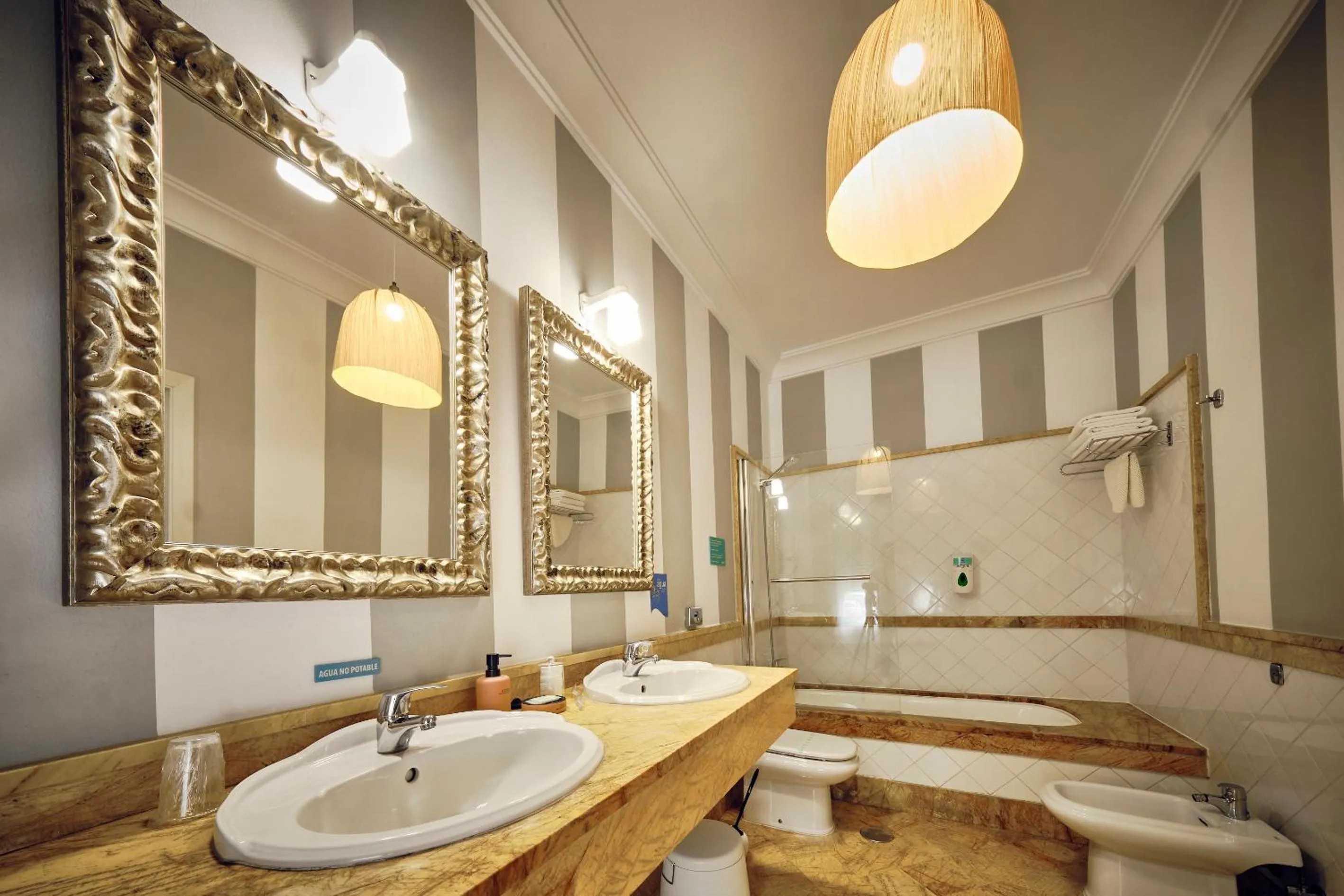 Bathroom in Labreña Hotel