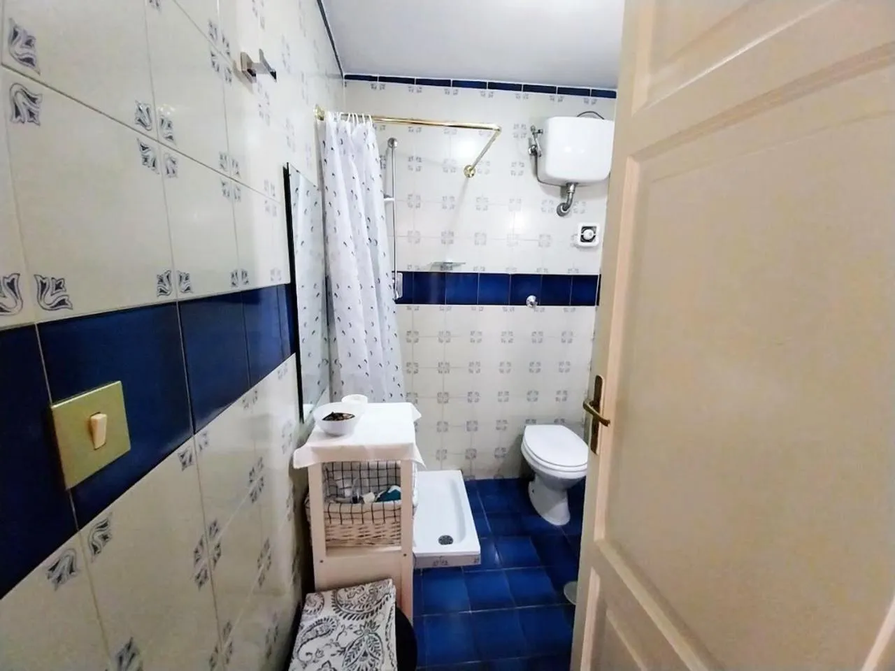 Shower in L'Atelier Vedi Napoli ai tuoi piedi