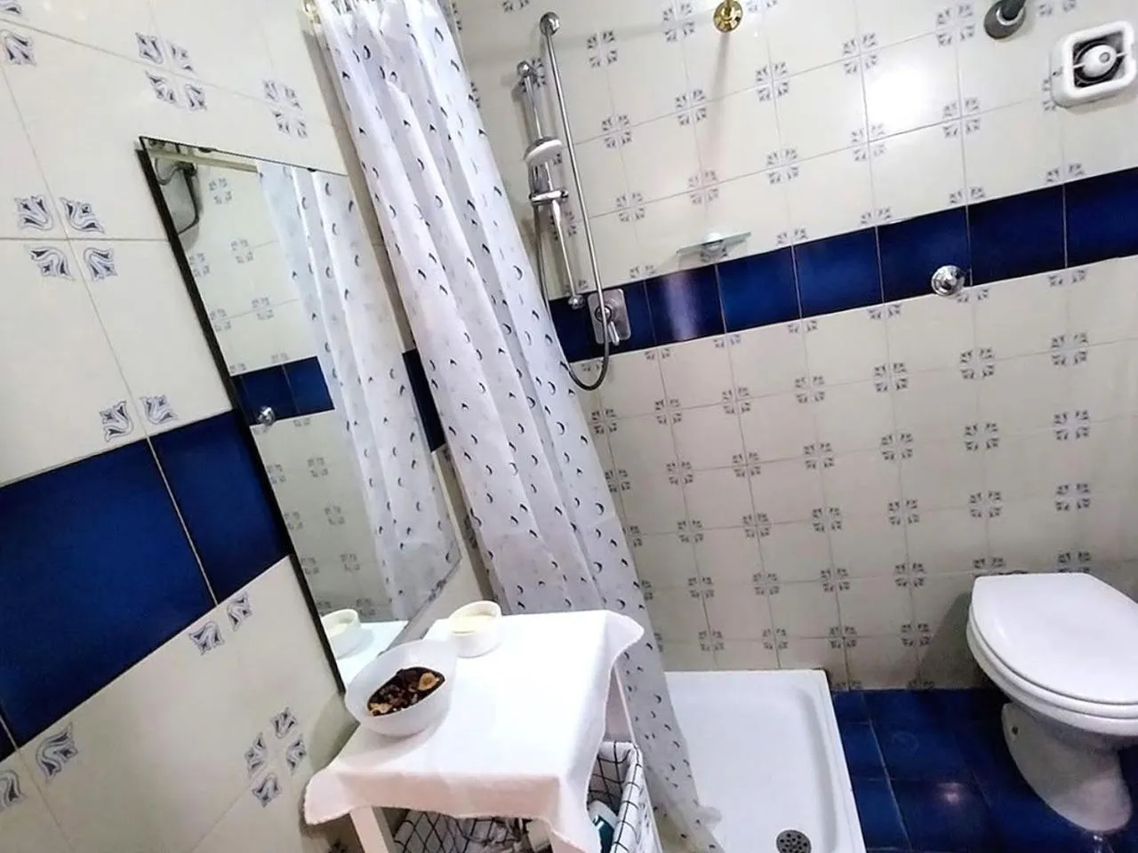Shower in L'Atelier Vedi Napoli ai tuoi piedi