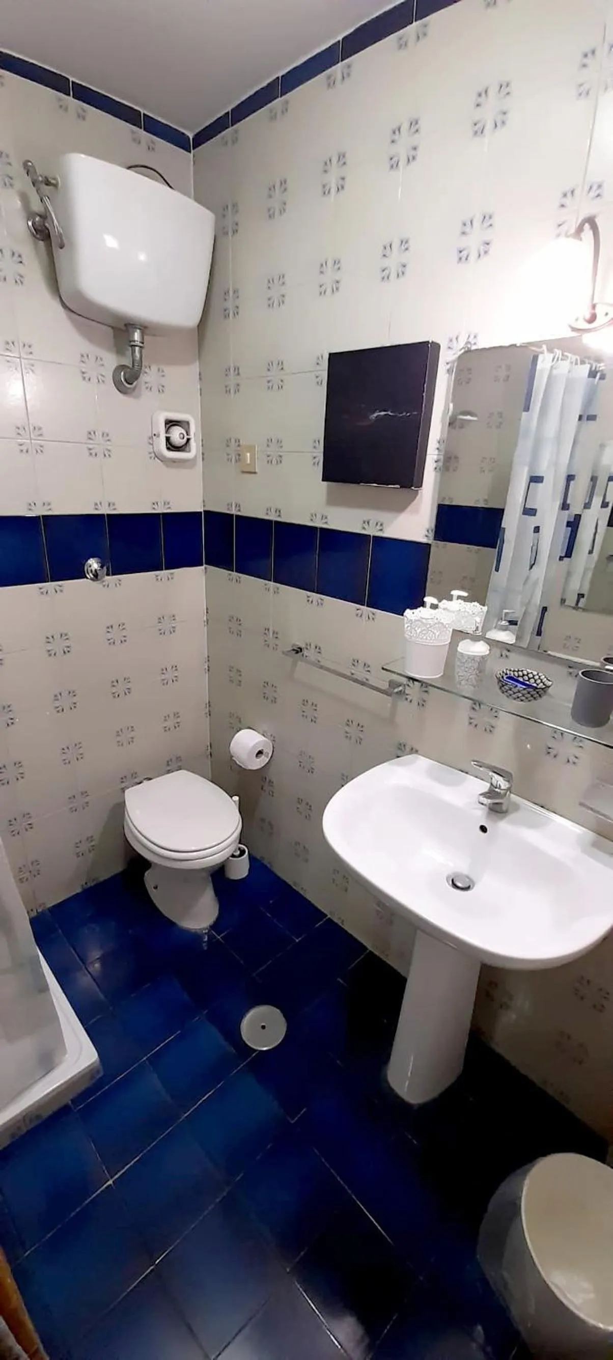 Shower in L'Atelier Vedi Napoli ai tuoi piedi