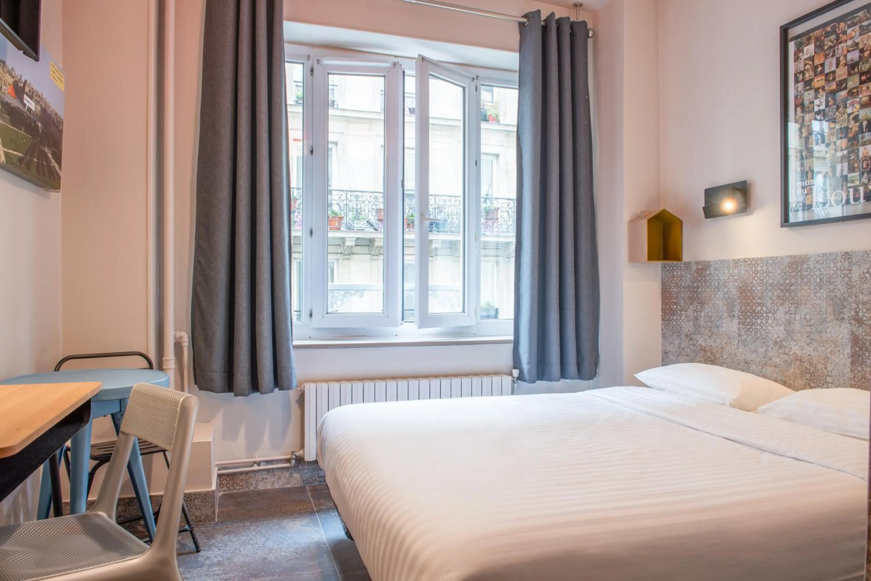 Bed in Hôtel de Roubaix