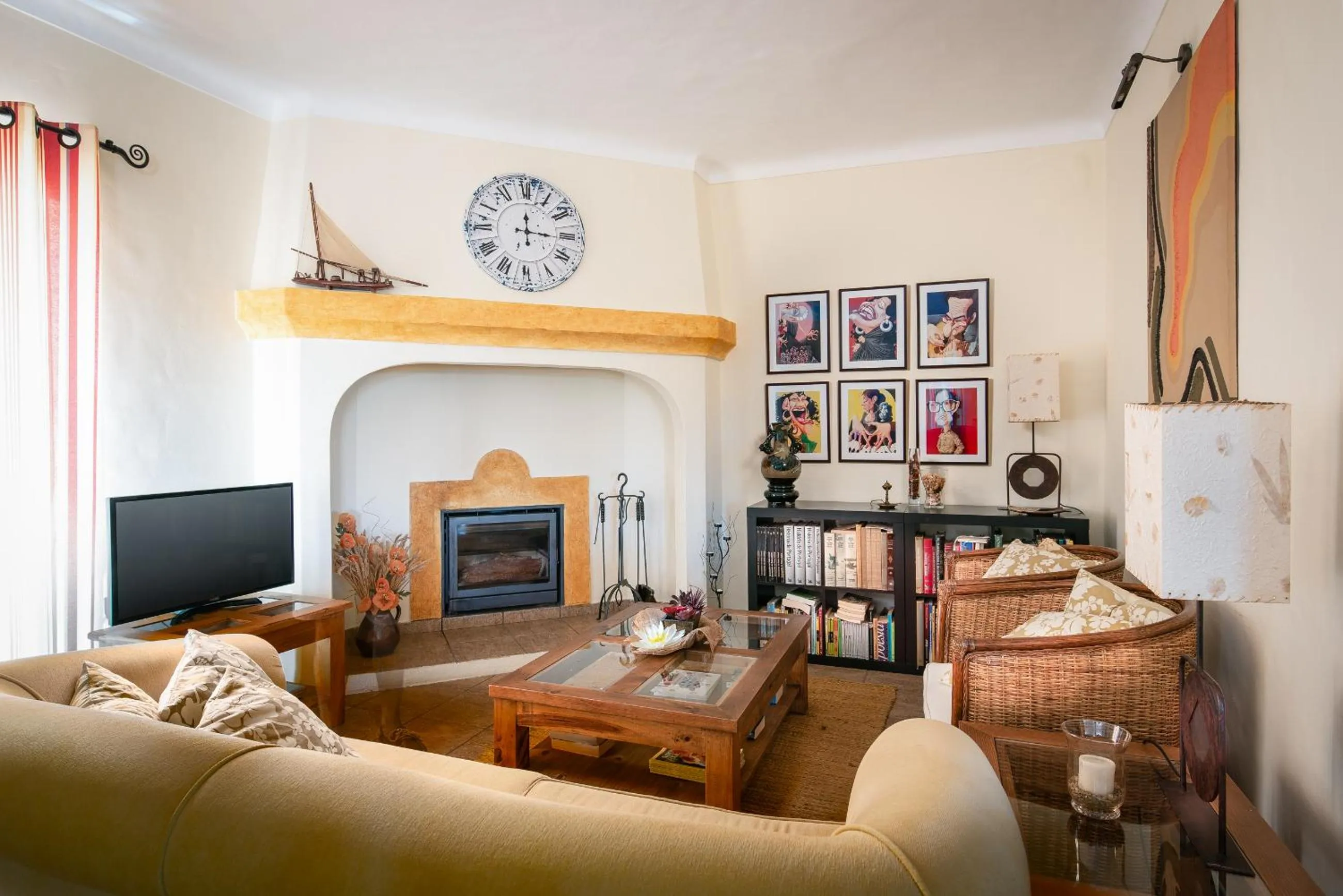 Communal lounge/ TV room in Hotel Rural Monte da Leziria