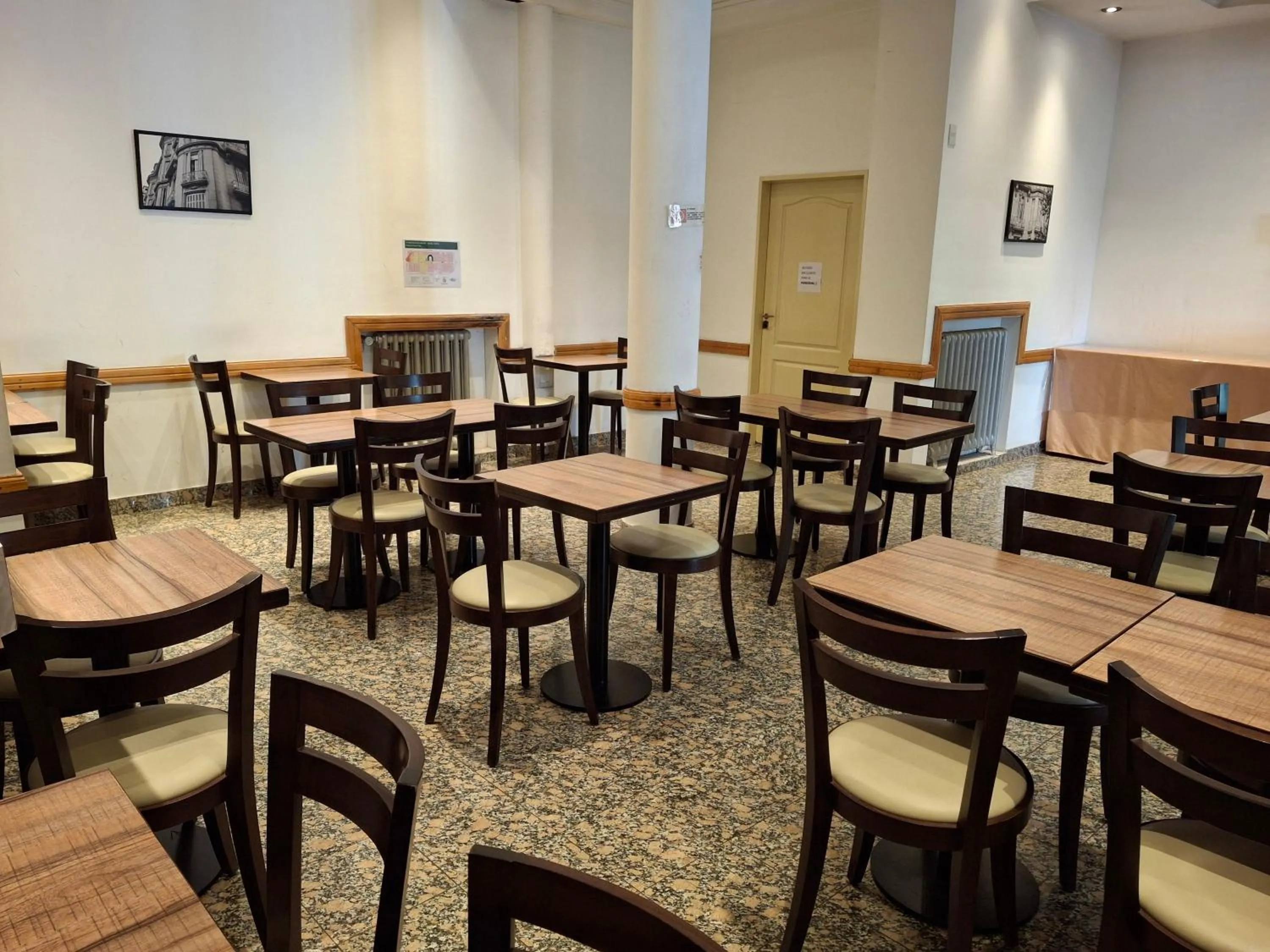 Restaurant/places to eat in Novel Hotel