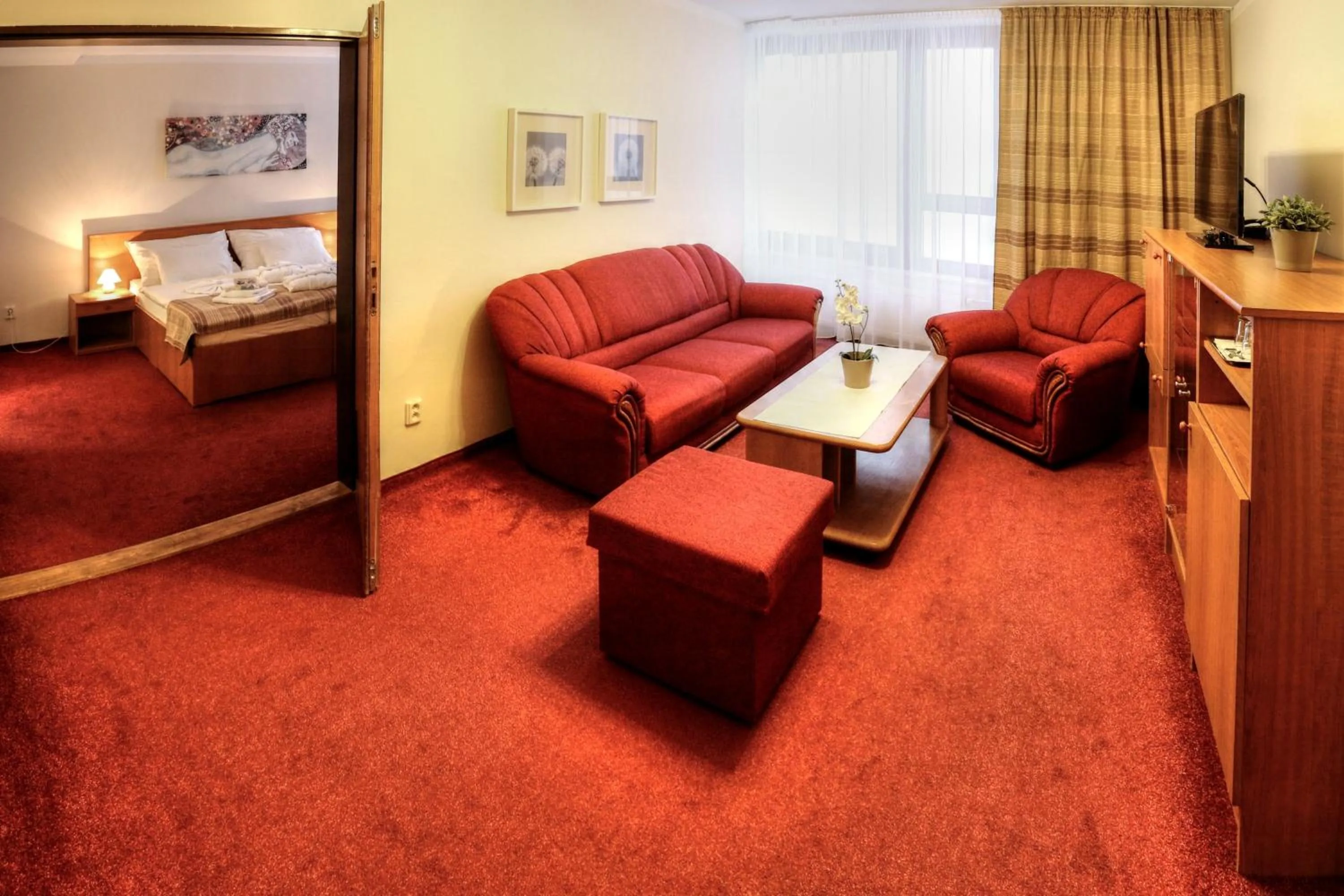 Living room, Bed in Hotel SOREA TRIGAN