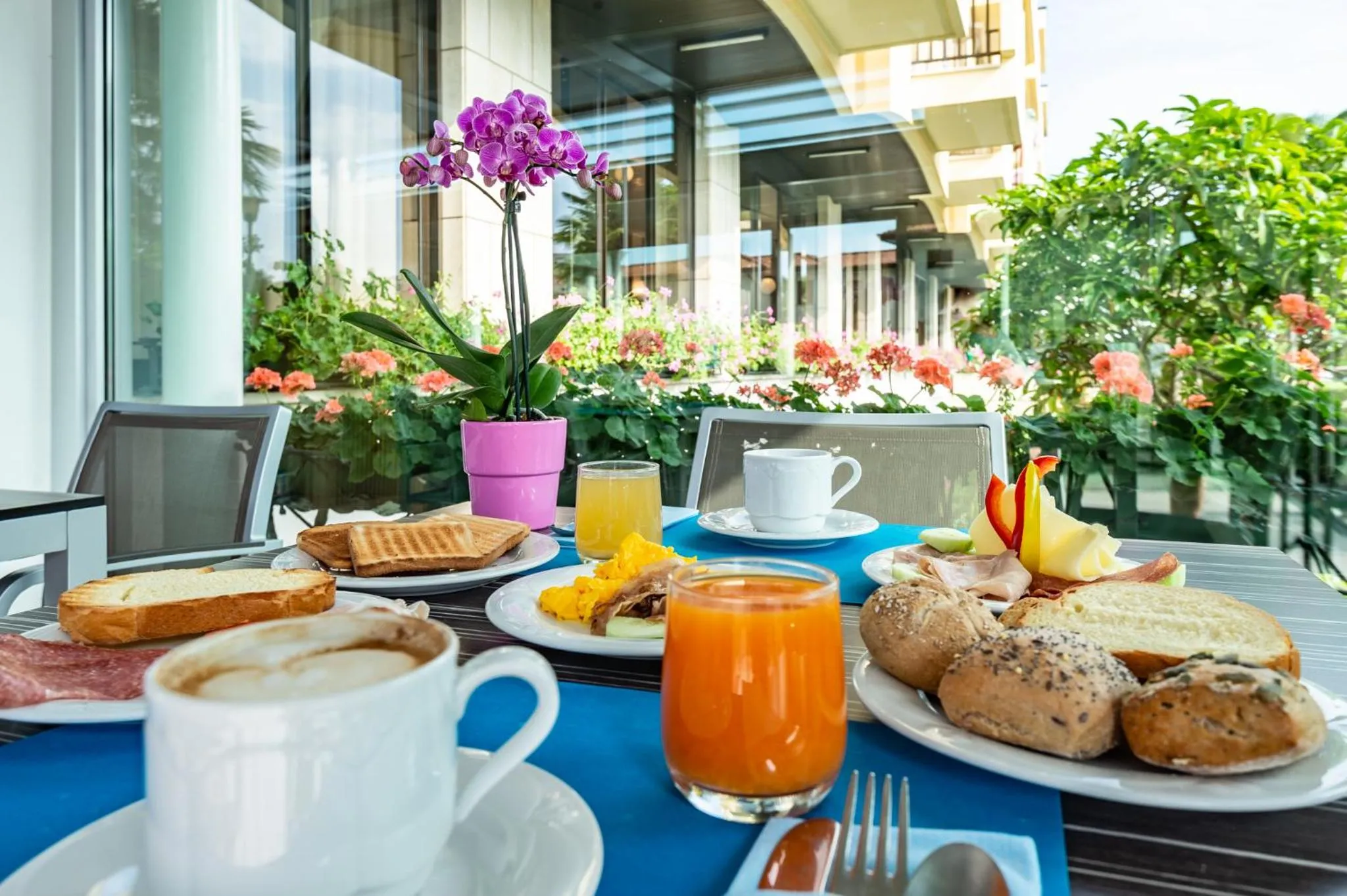 Continental breakfast in Junior Family Hotel