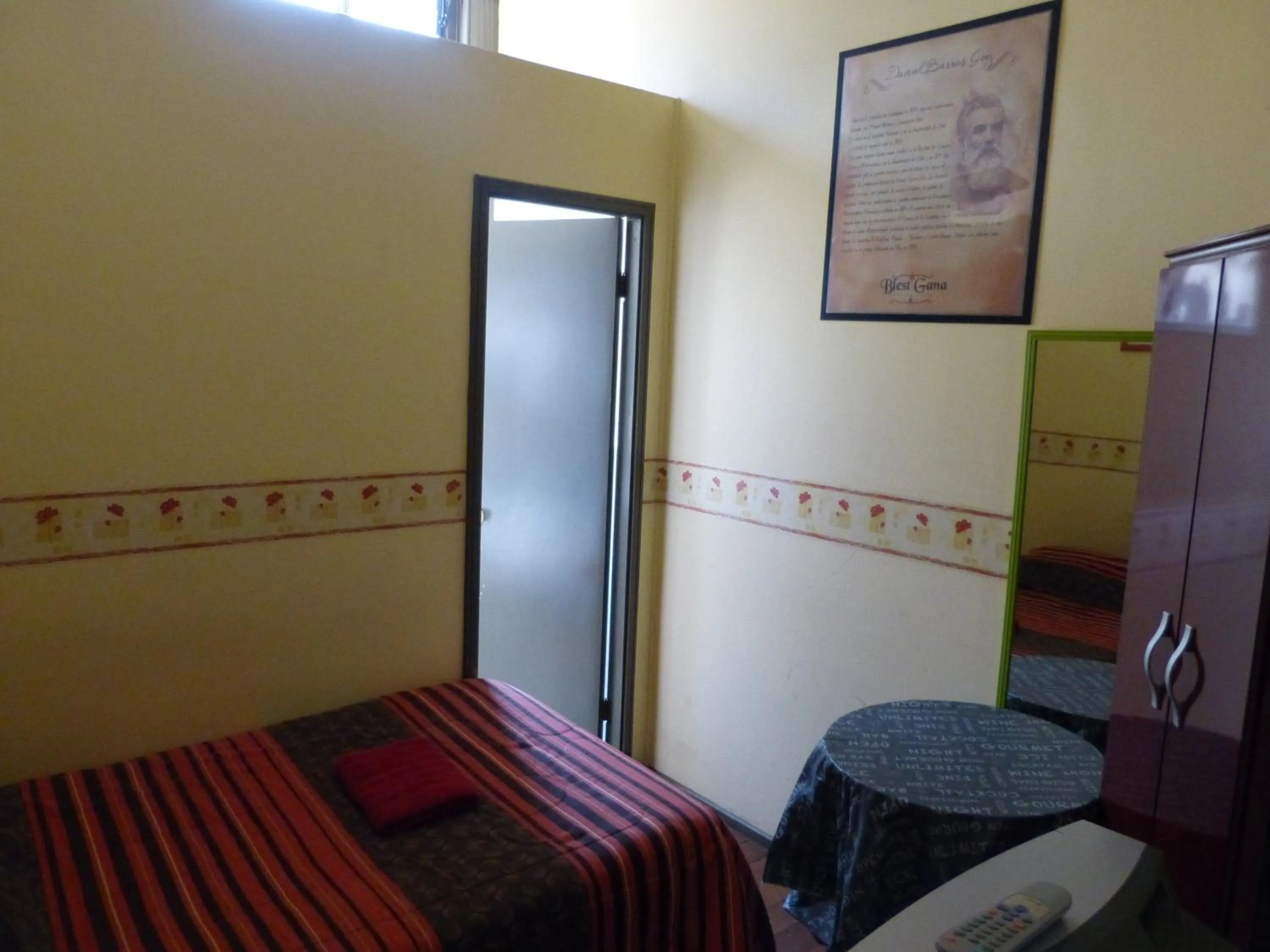 Bedroom, Bed in Hostal Residencia Blest Gana