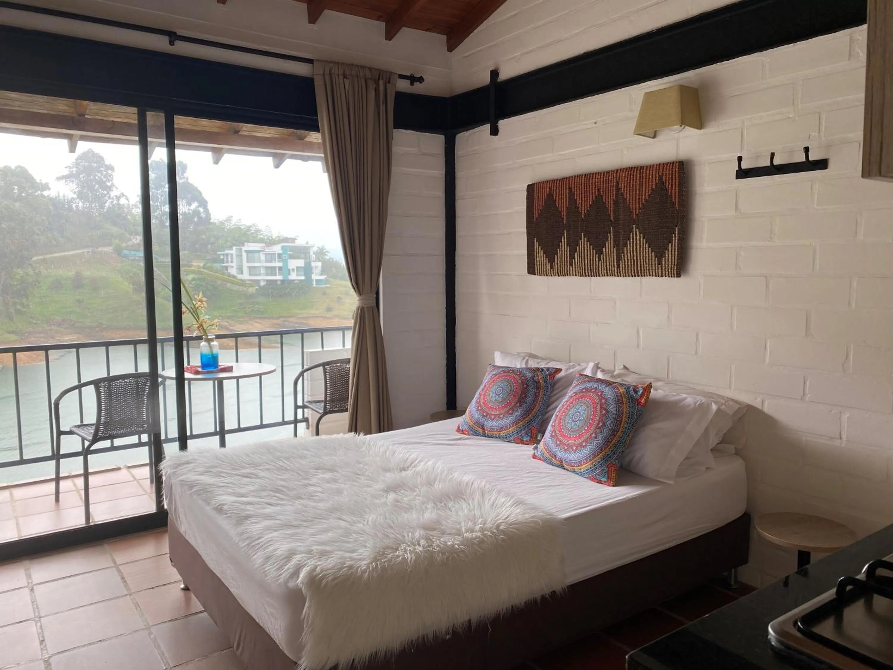 Lake view, Bed in Ecolodge Bahia del Peñón