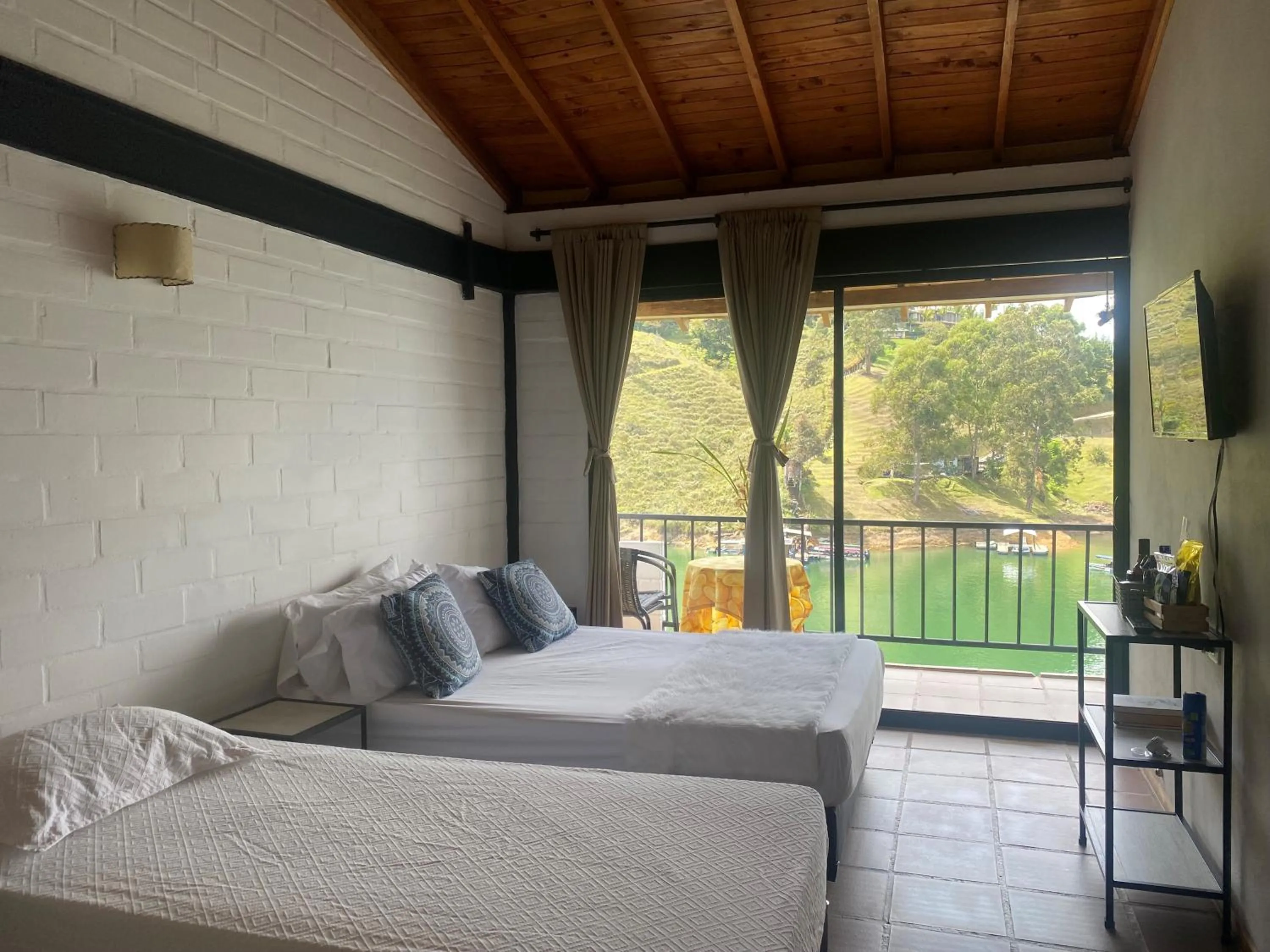 Lake view, Bed in Ecolodge Bahia del Peñón