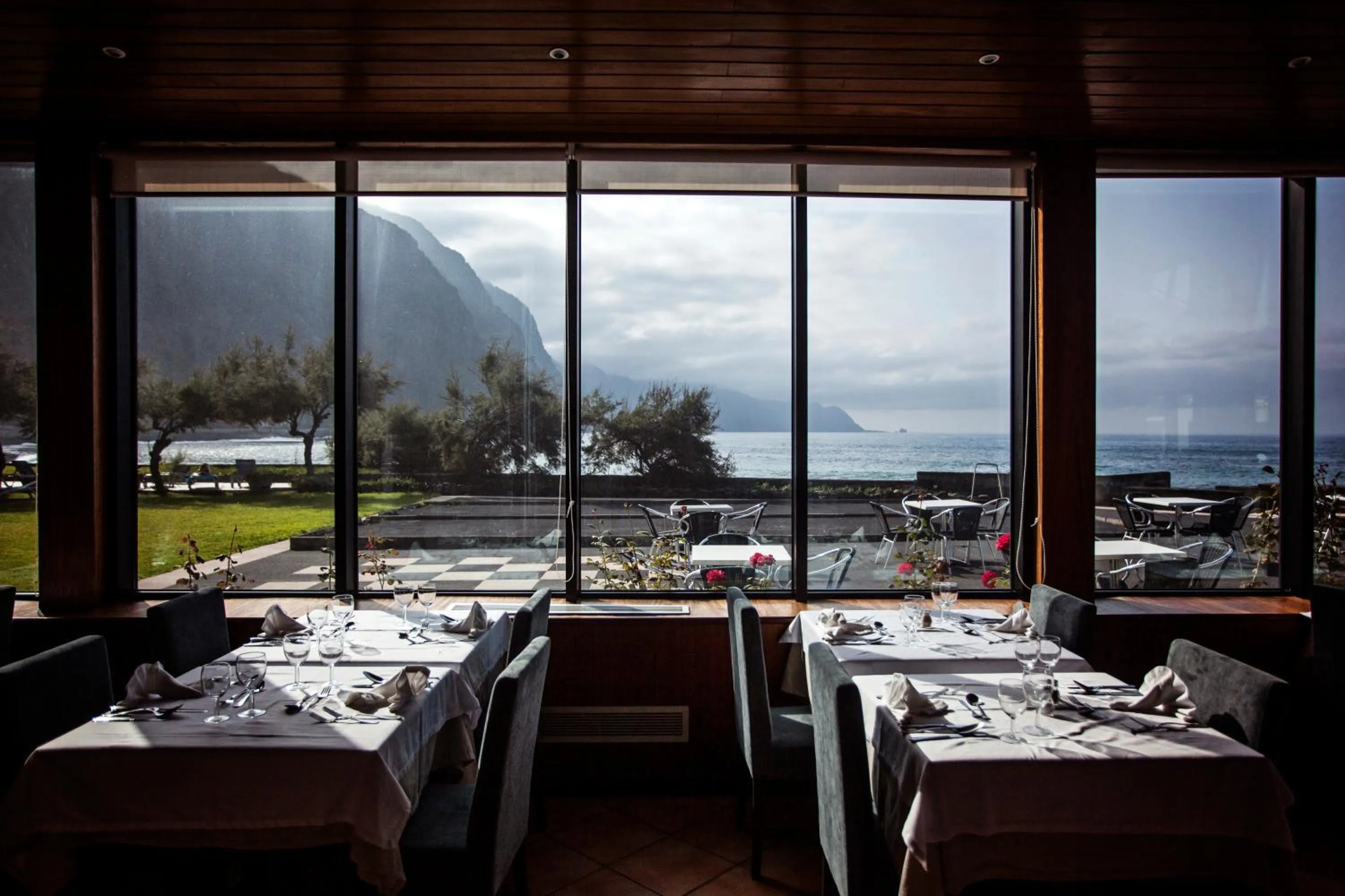 Restaurant/places to eat in Estalagem do Mar