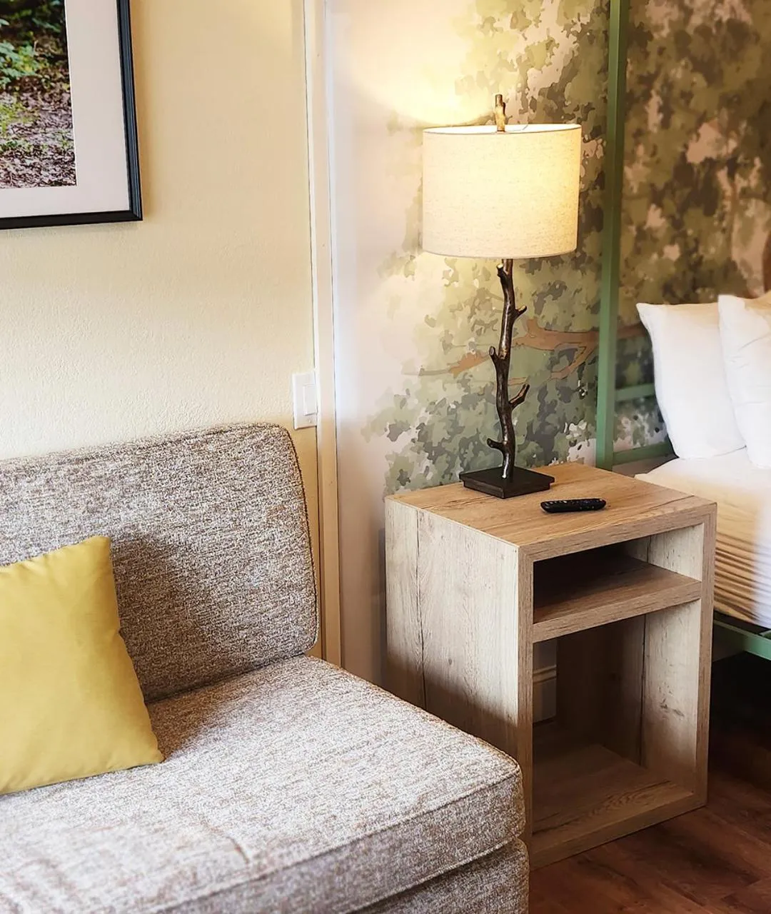 Seating area in Arbors at Island Landing Hotel & Suites