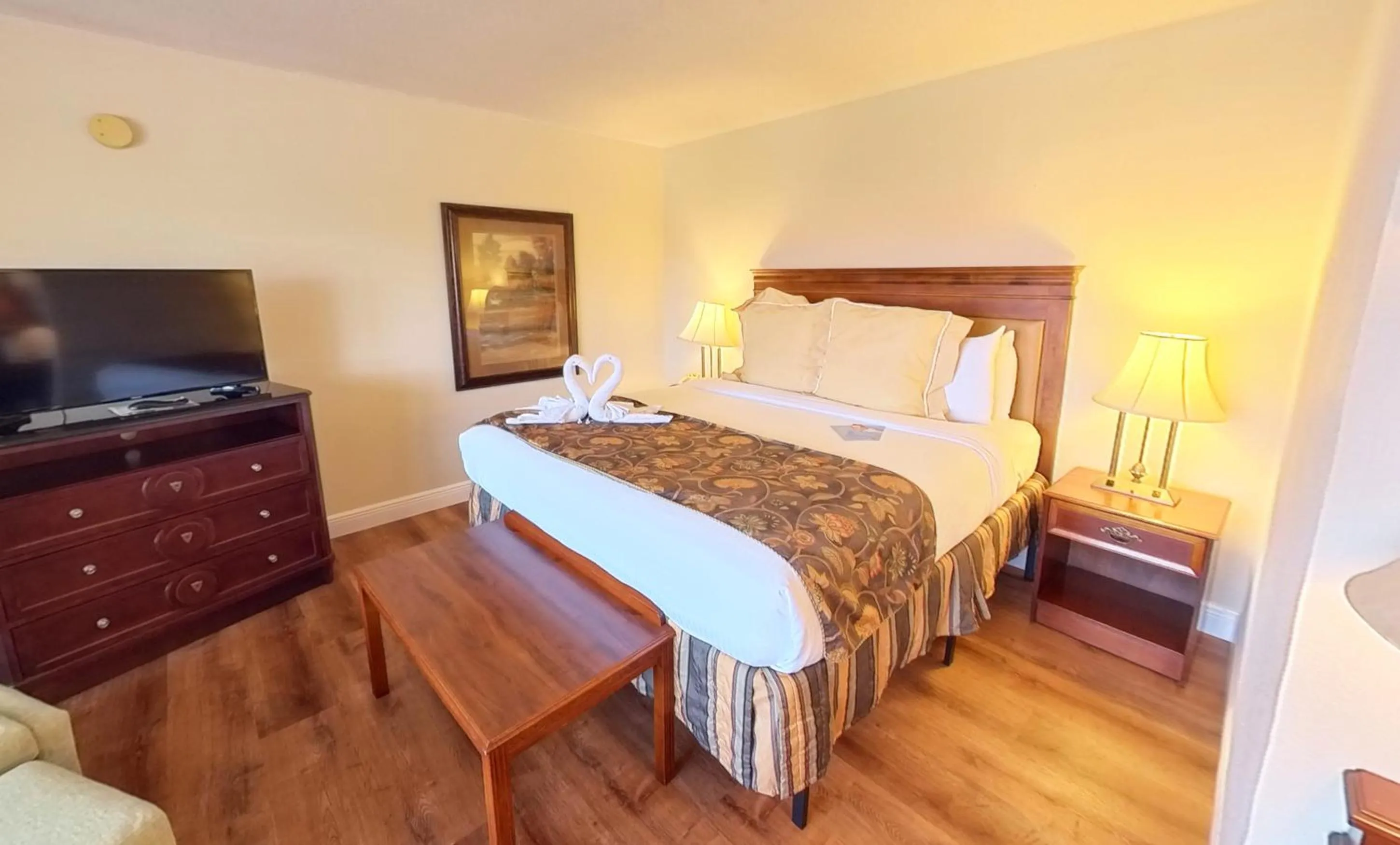Bed in Arbors at Island Landing Hotel & Suites