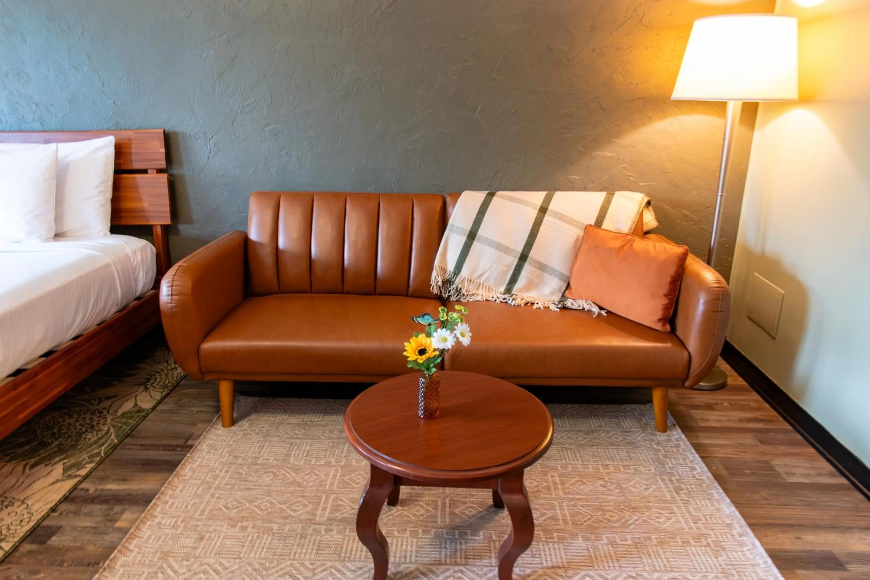 Living room, Bed in Townsend River Breeze Inn