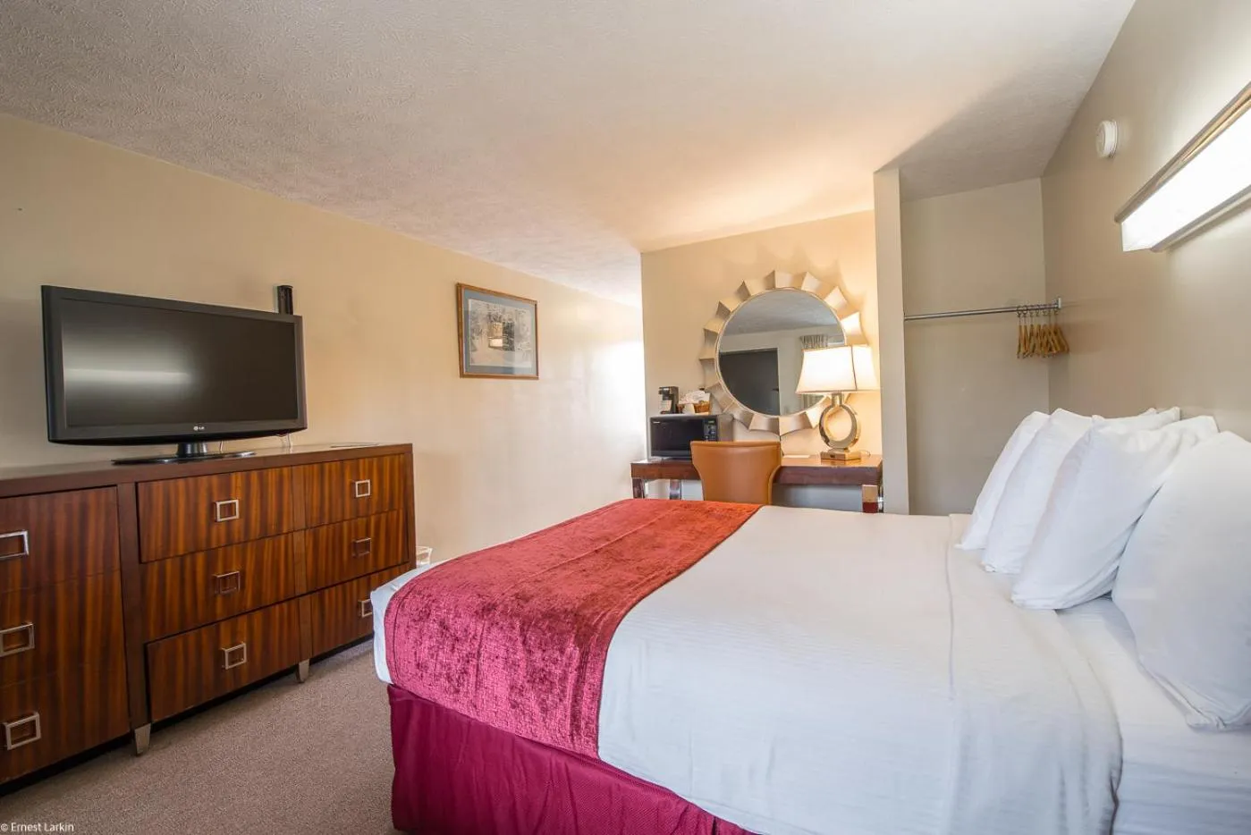 Bed in Townsend River Breeze Inn