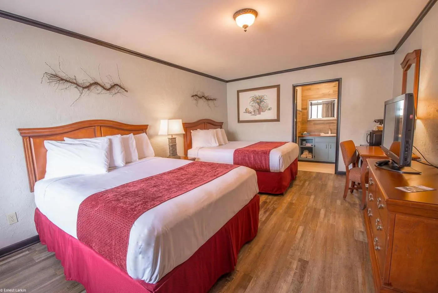 Photo of the whole room, Bed in Townsend River Breeze Inn