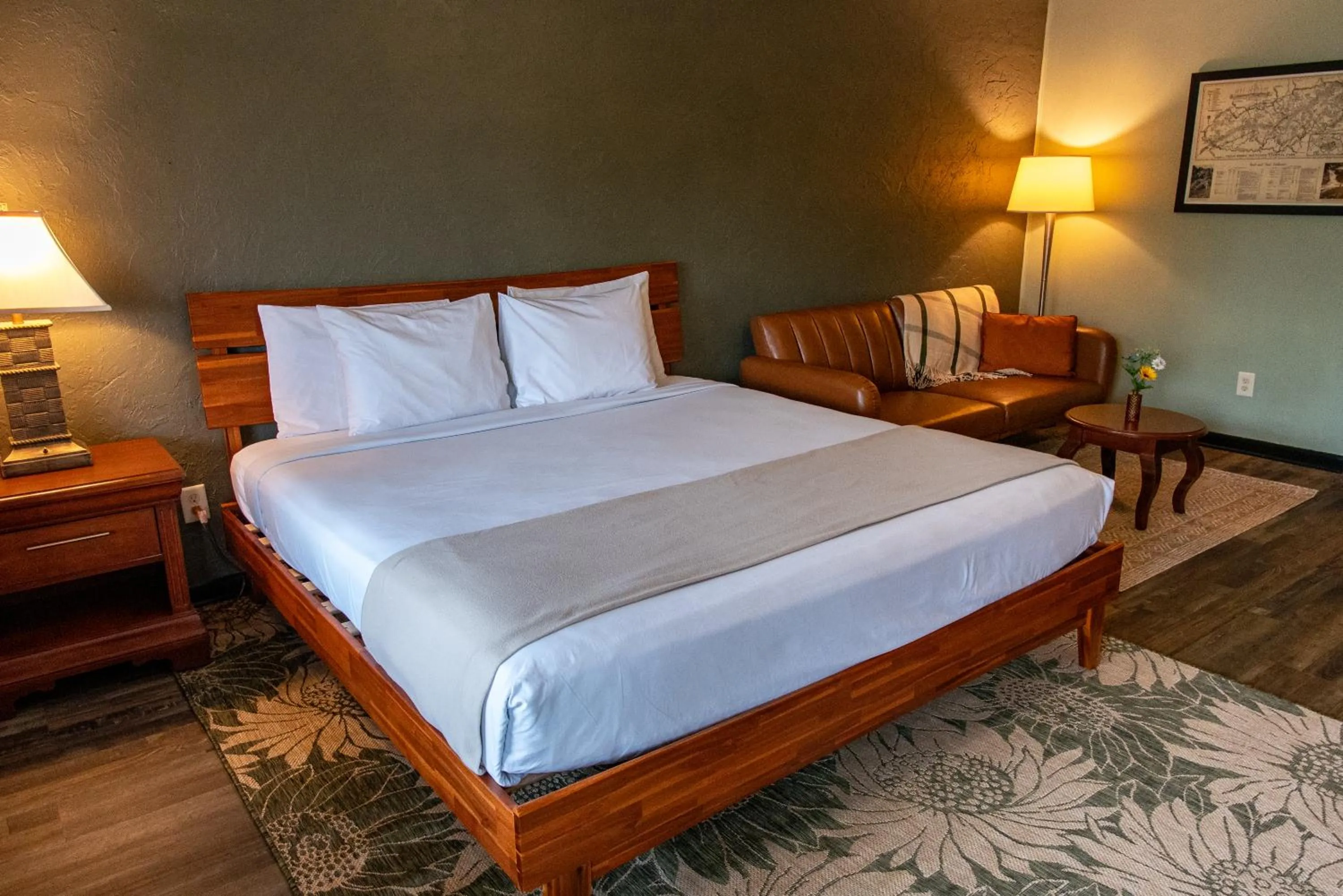 Bed in Townsend River Breeze Inn