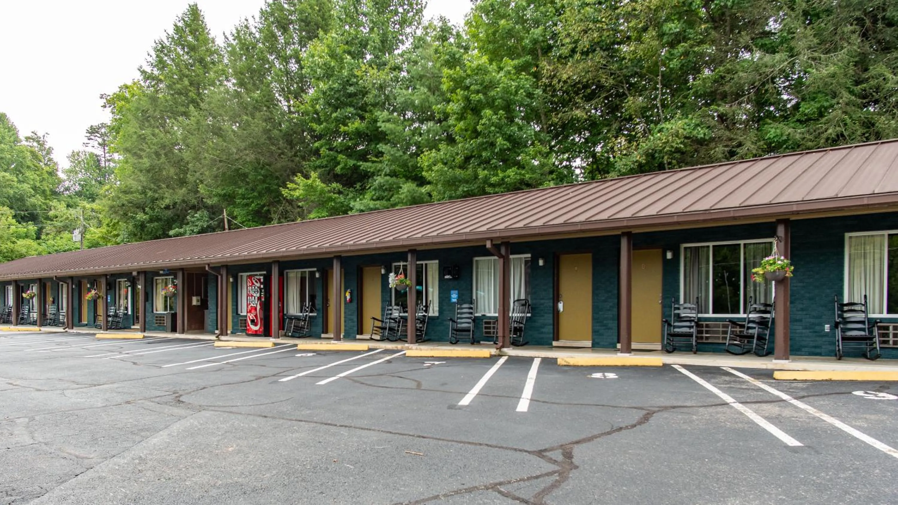 Property building in Townsend River Breeze Inn