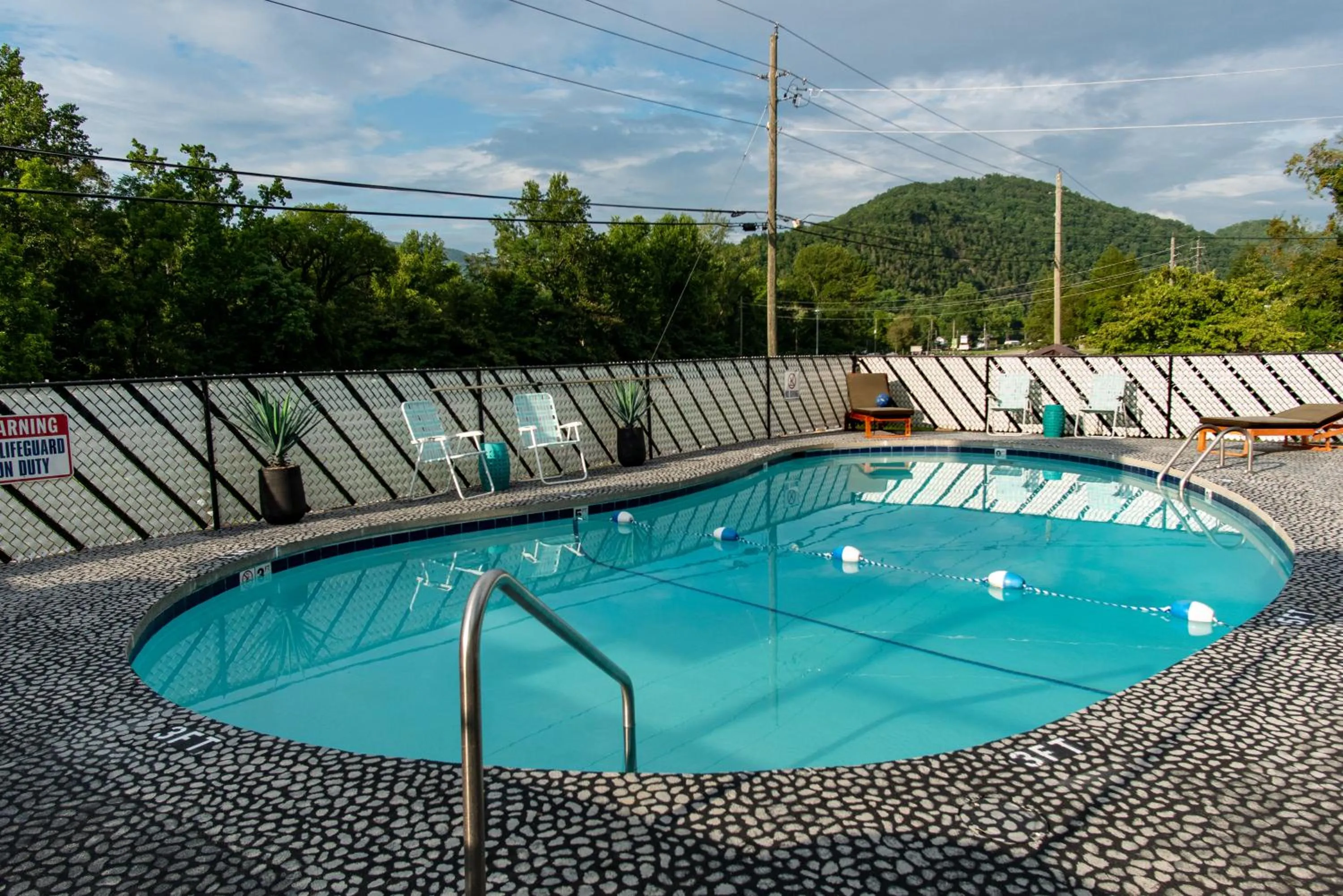 Swimming pool in Townsend River Breeze Inn