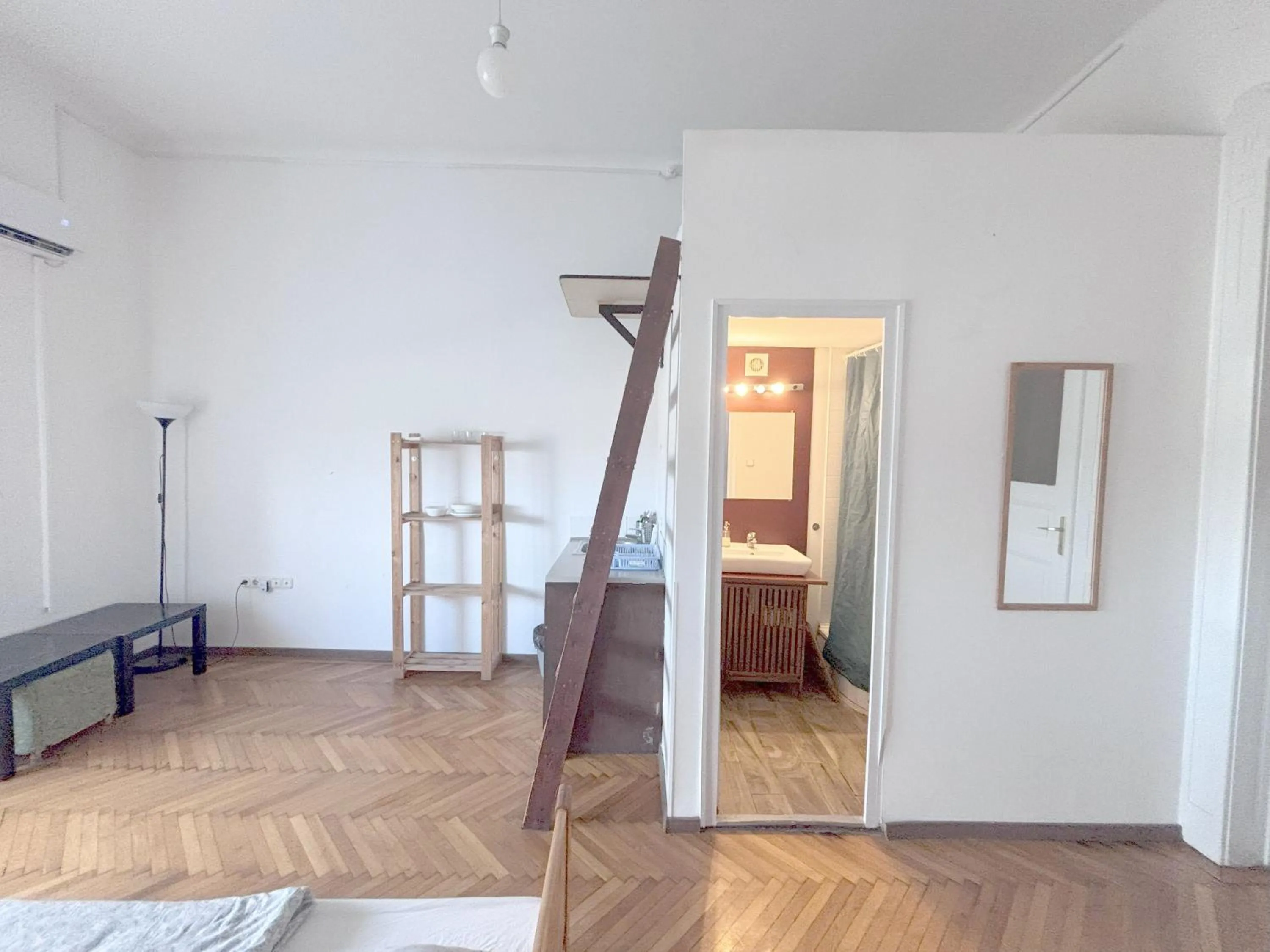 Photo of the whole room, Bed in Artist Guest House