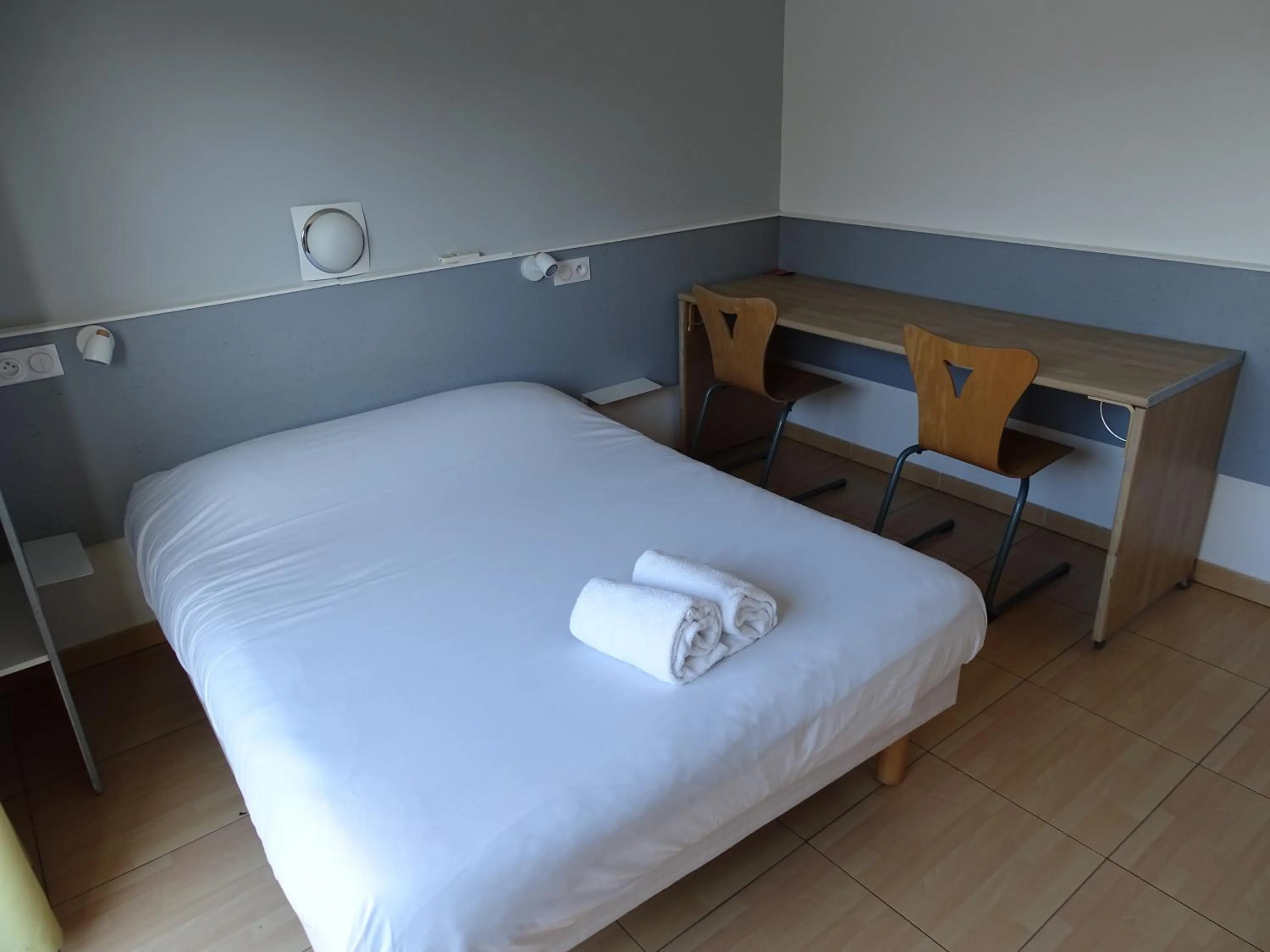 Photo of the whole room, Bed in Hôtel Acajou