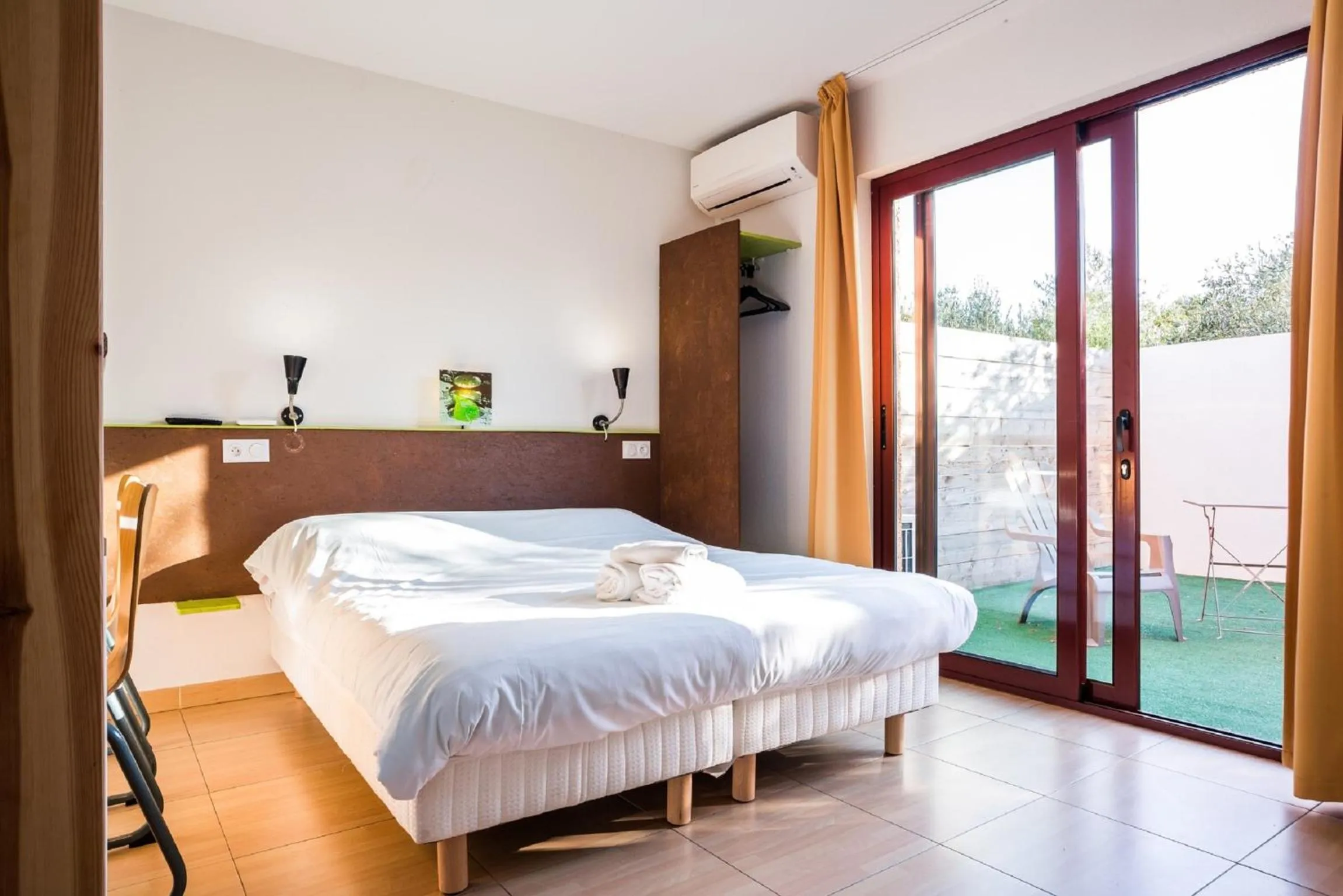Bedroom, Bed in Hôtel Acajou