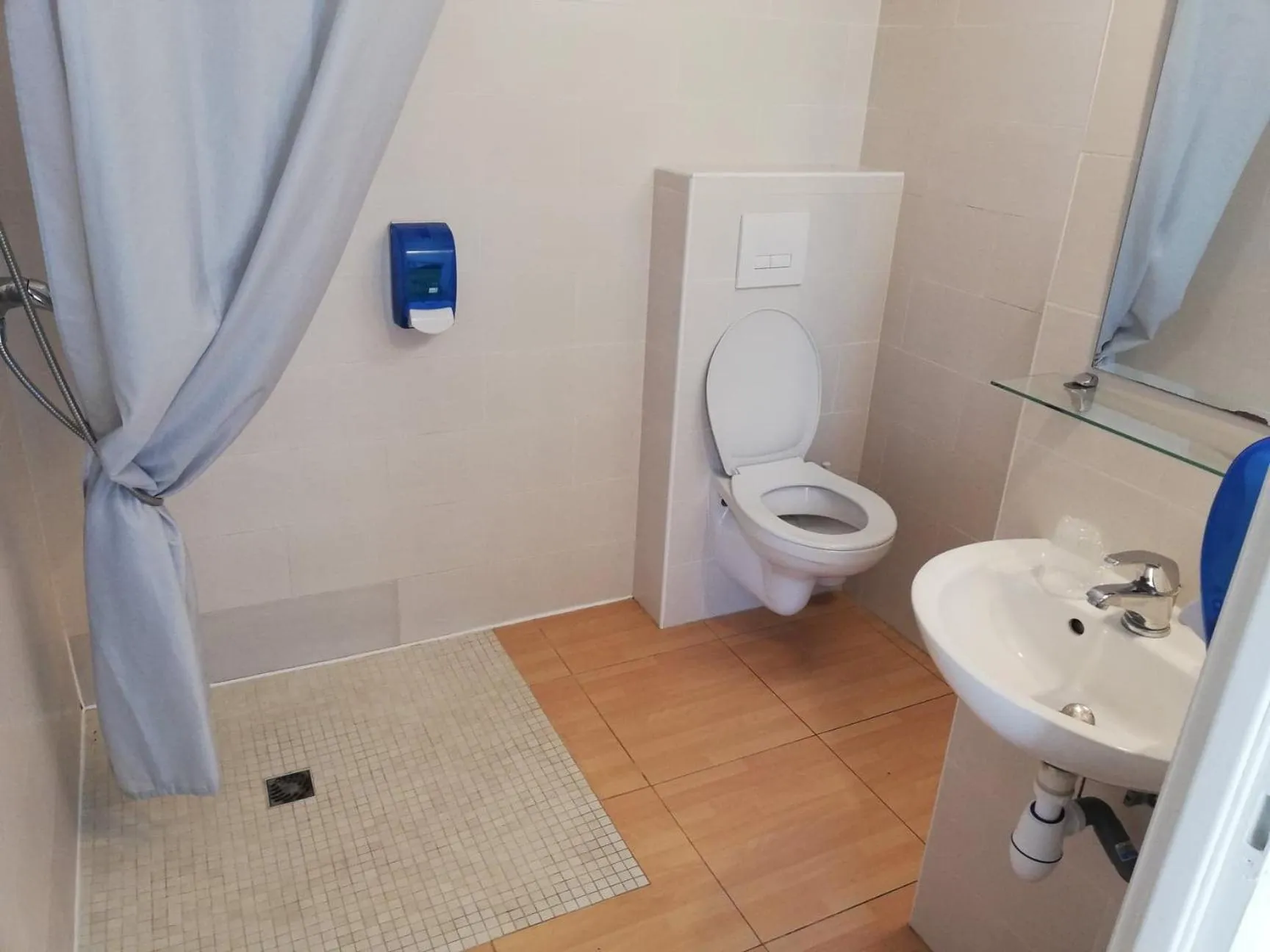 Shower in Hôtel Acajou