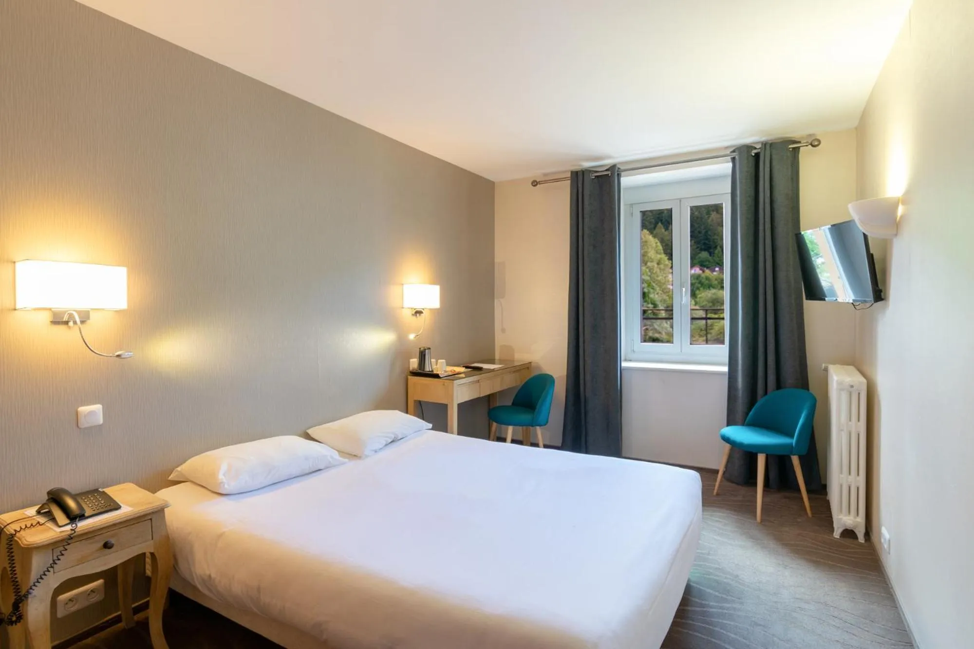 Bedroom, Bed in Hôtel-Restaurant Le Lac