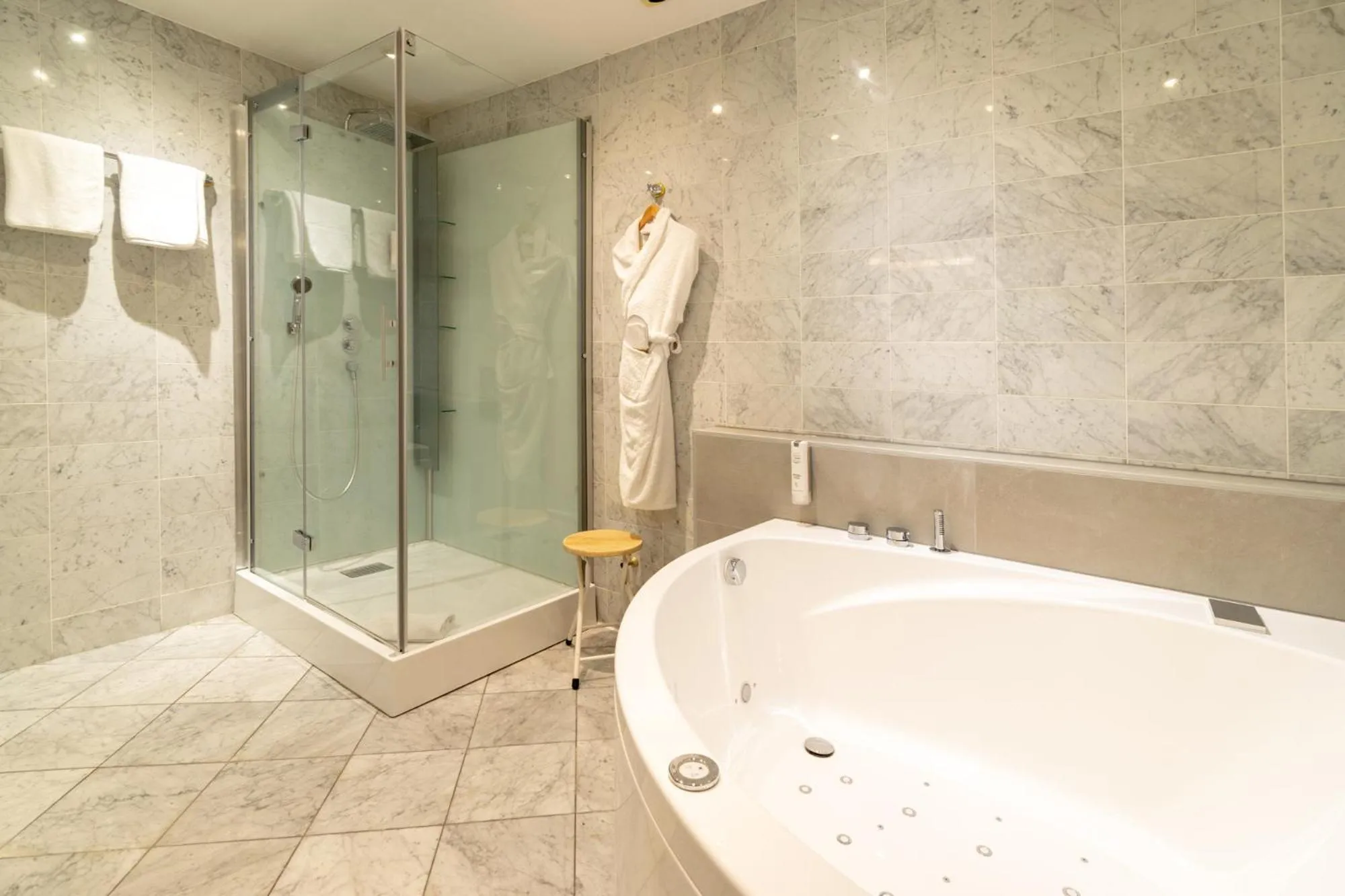 Shower in Hôtel-Restaurant Le Lac