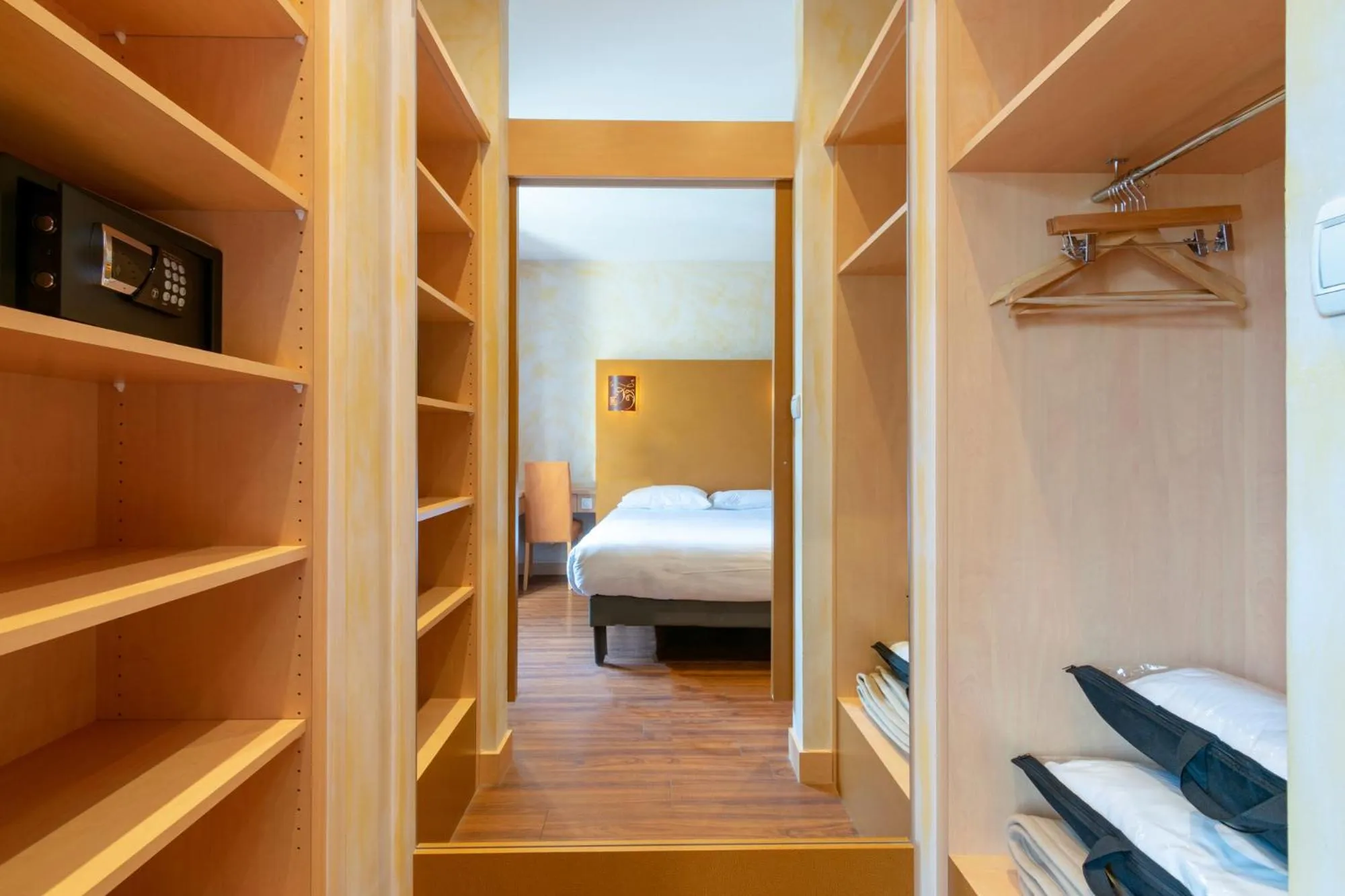 Bedroom, Bed in Hôtel-Restaurant Le Lac