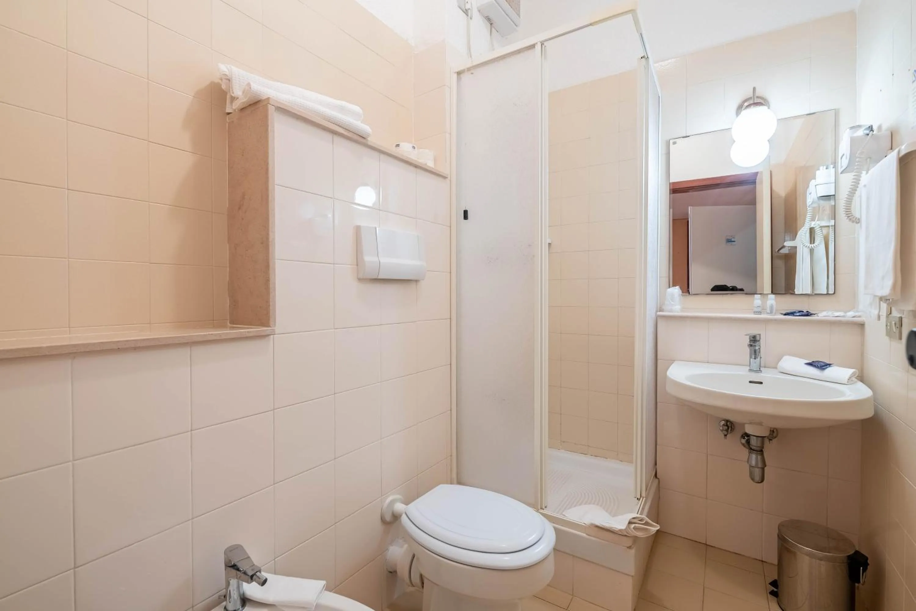 Bathroom in Hotel Mira