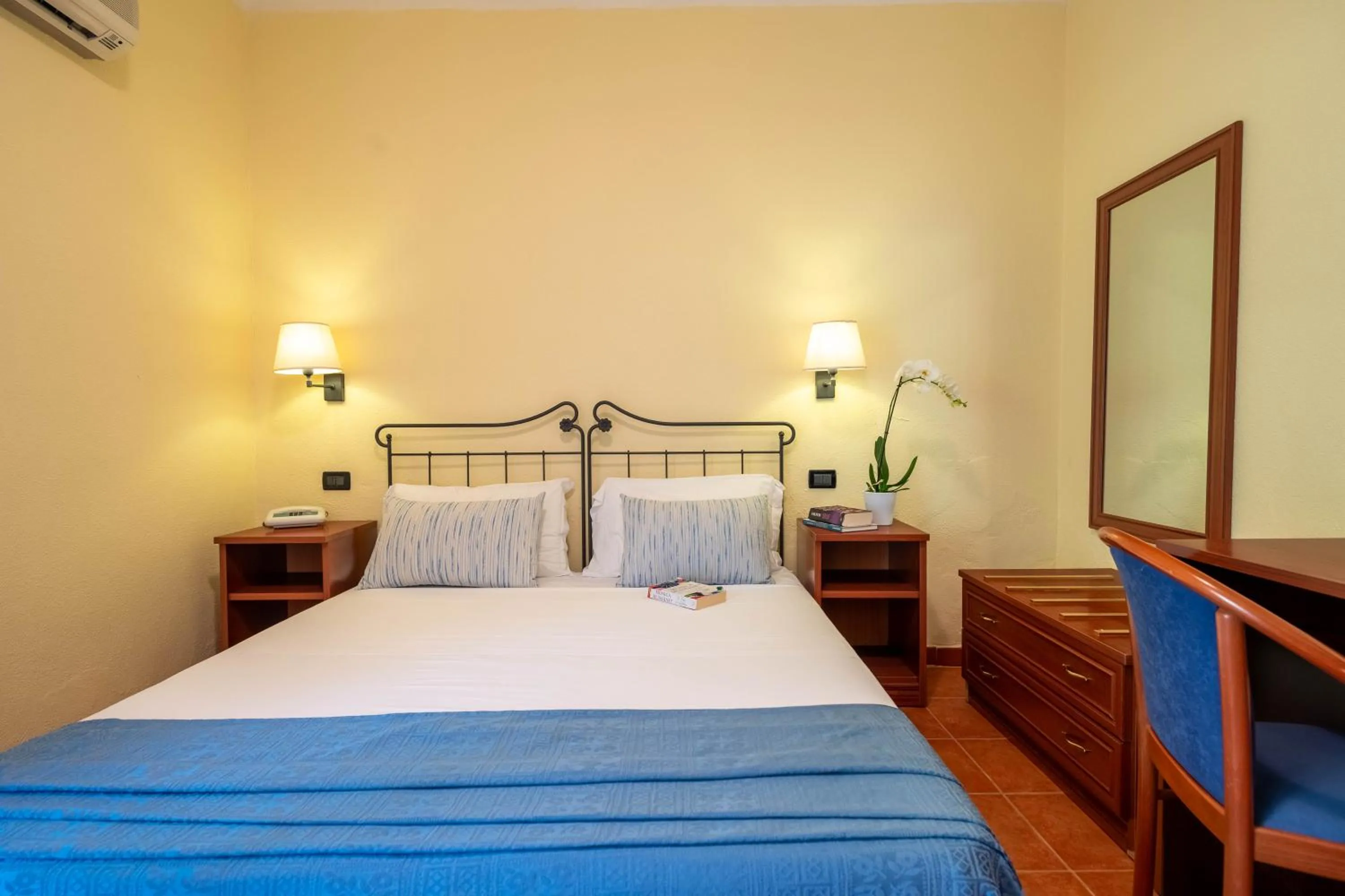 Bedroom, Bed in Hotel Mira